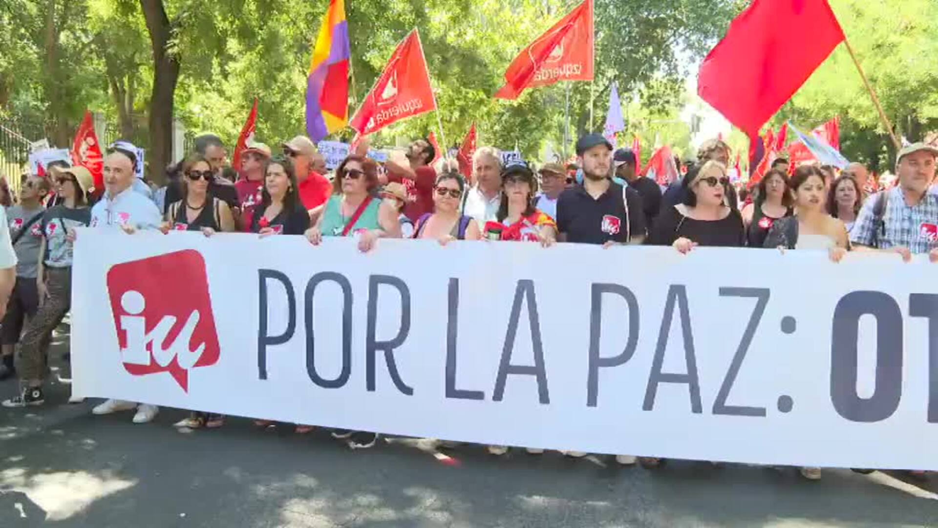 Miles de personas marchan contra la OTAN en Madrid