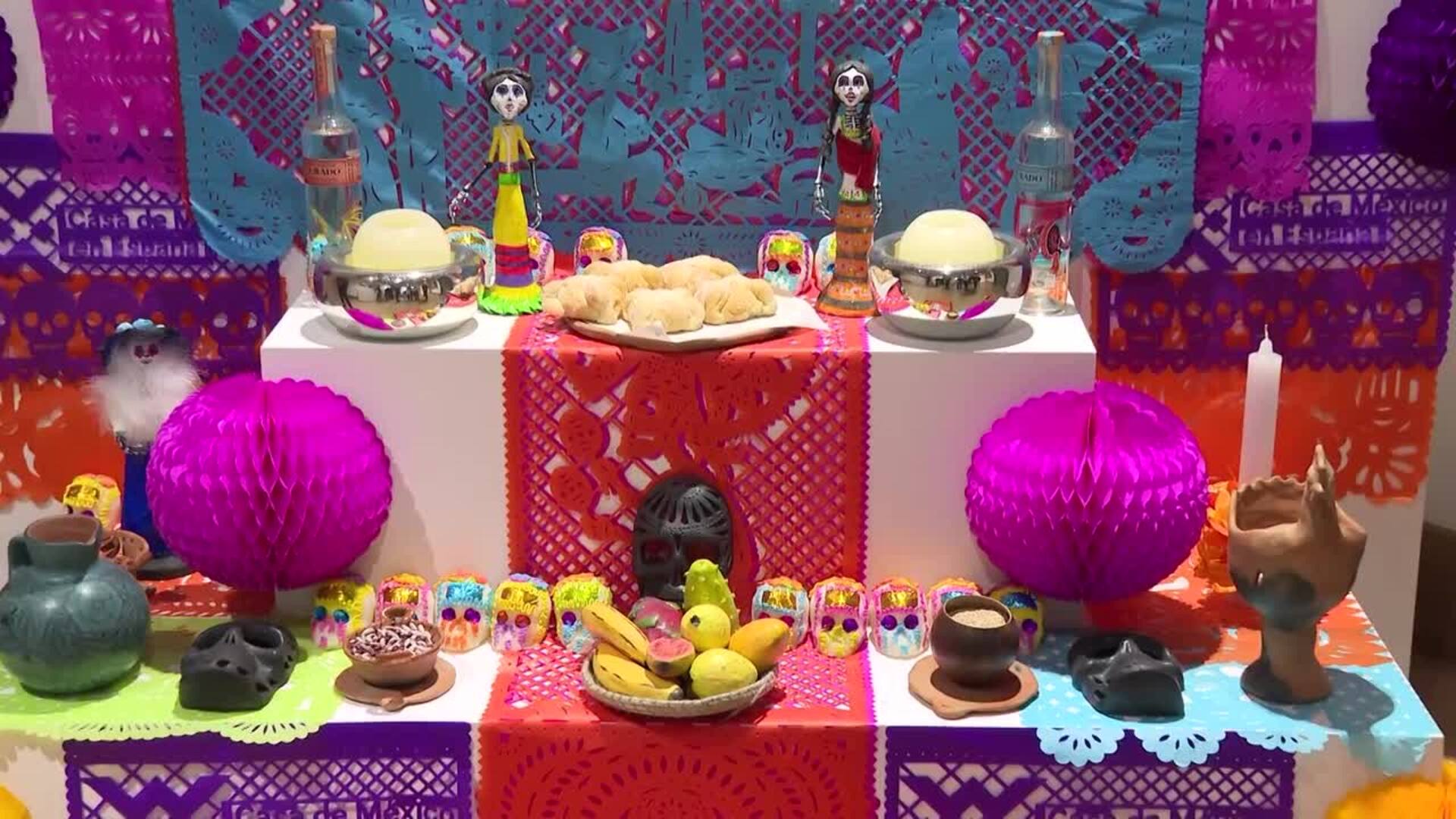 Casa de México celebra el Día de Muertos con un altar con más de 35.000 flores