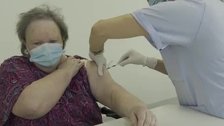 Cuáles son los efectos secundarios y las contraindicaciones de la vacuna de AstraZeneca