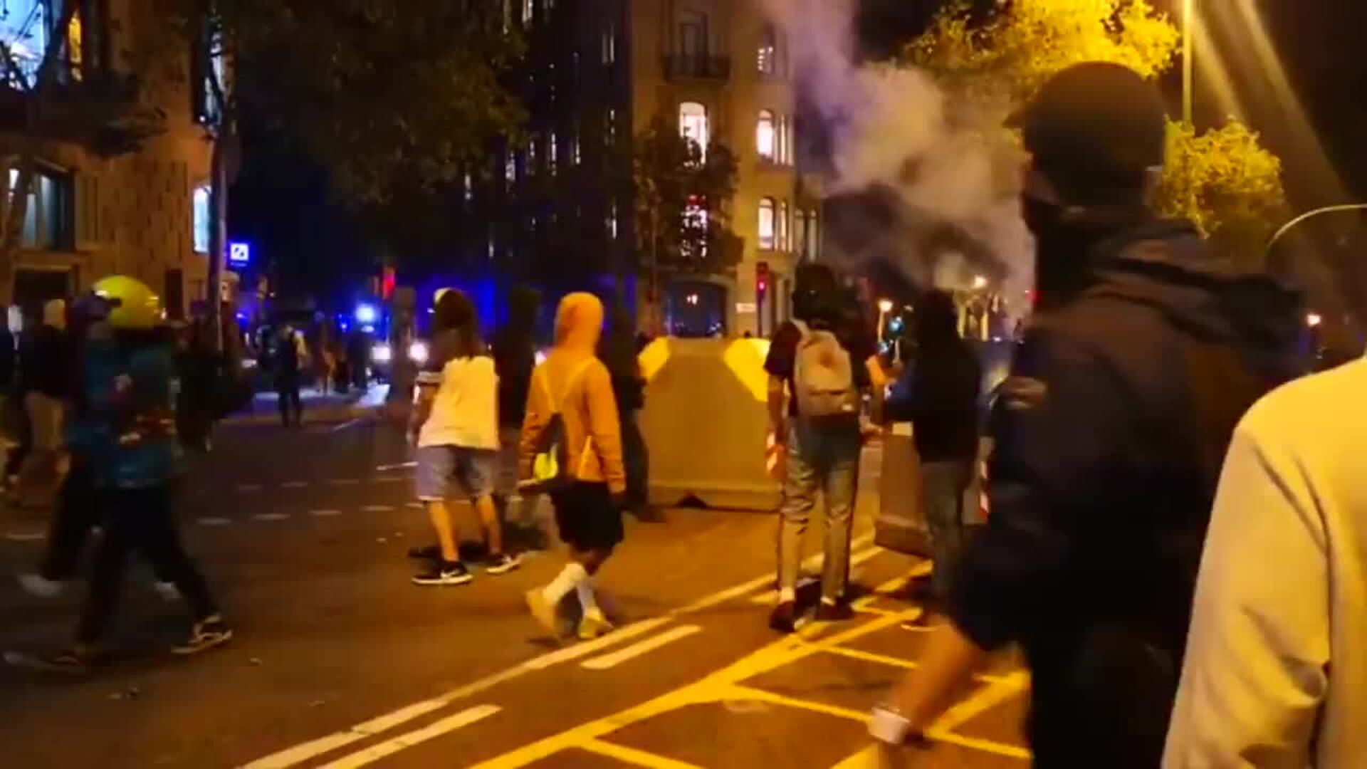 Manifestantes en Barcelona interponen contenedores en el tráfico