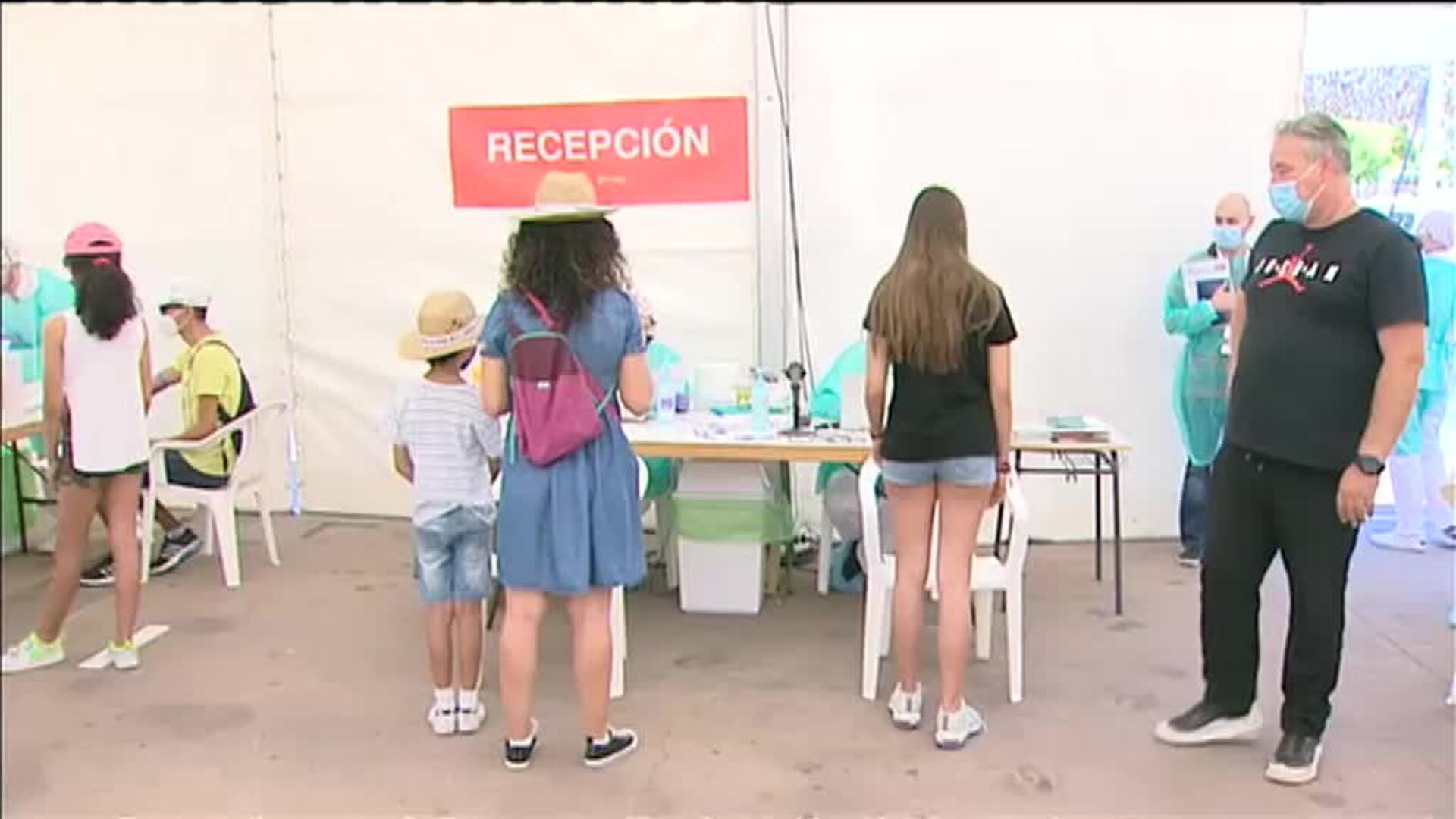 Enfermeras realizan en una de las carpas los test a los vecinos