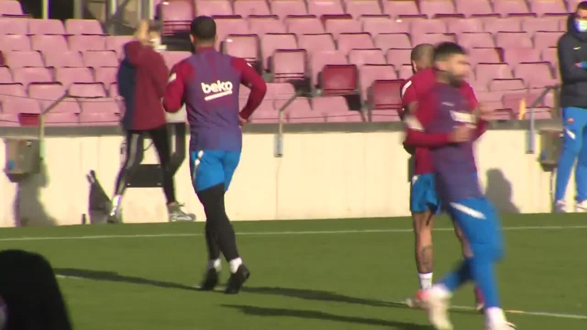El Barça se entrena a puerta abierta ante 13.500 aficionados