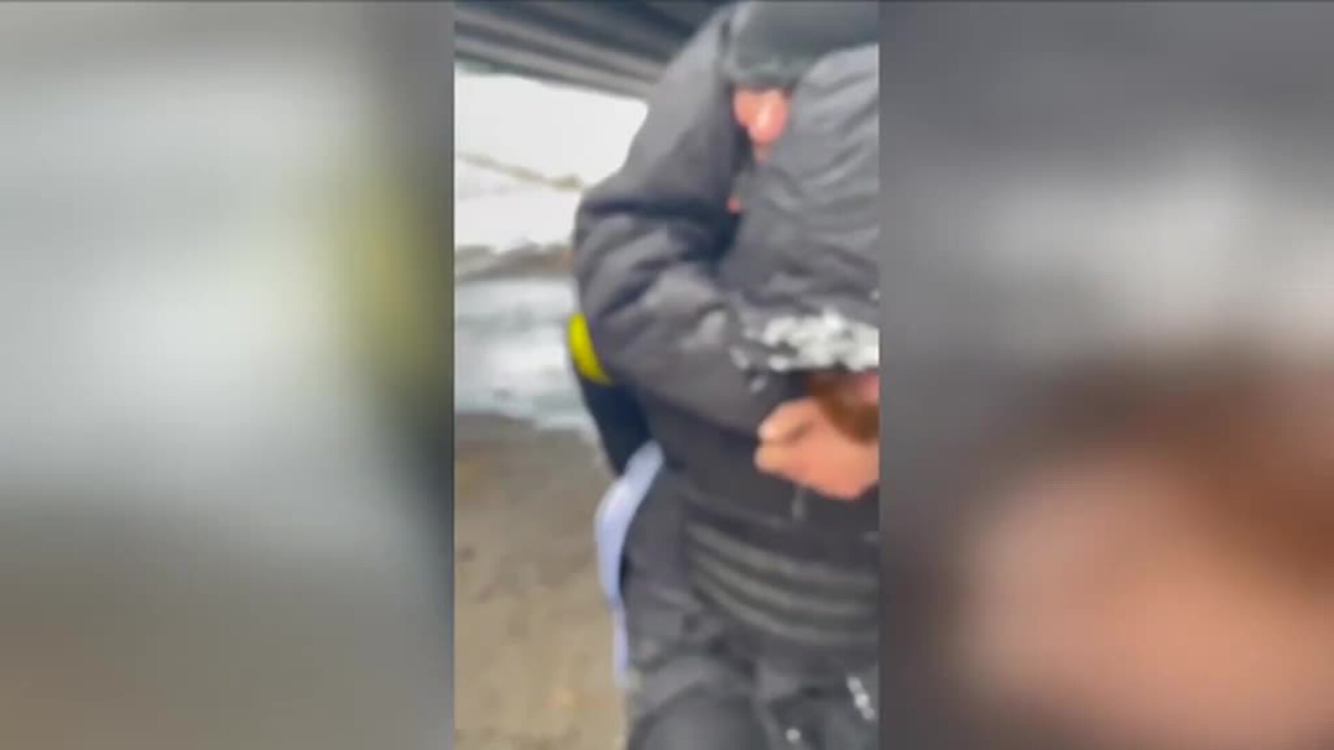 Miles de personas huyen de Irpin cruzando el río