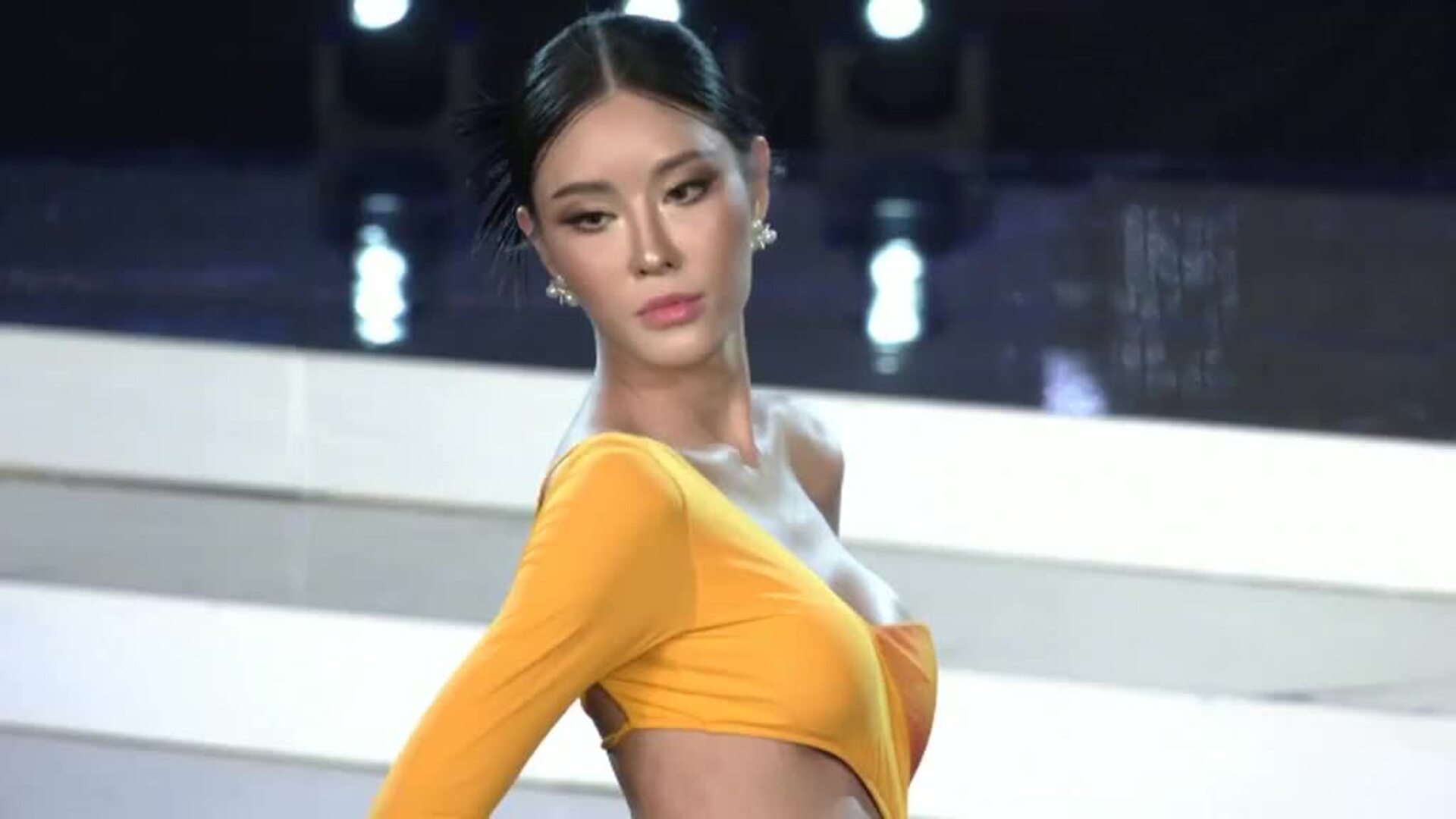 La filipina Anne Ravena se corona Miss International Queen en Tailandia