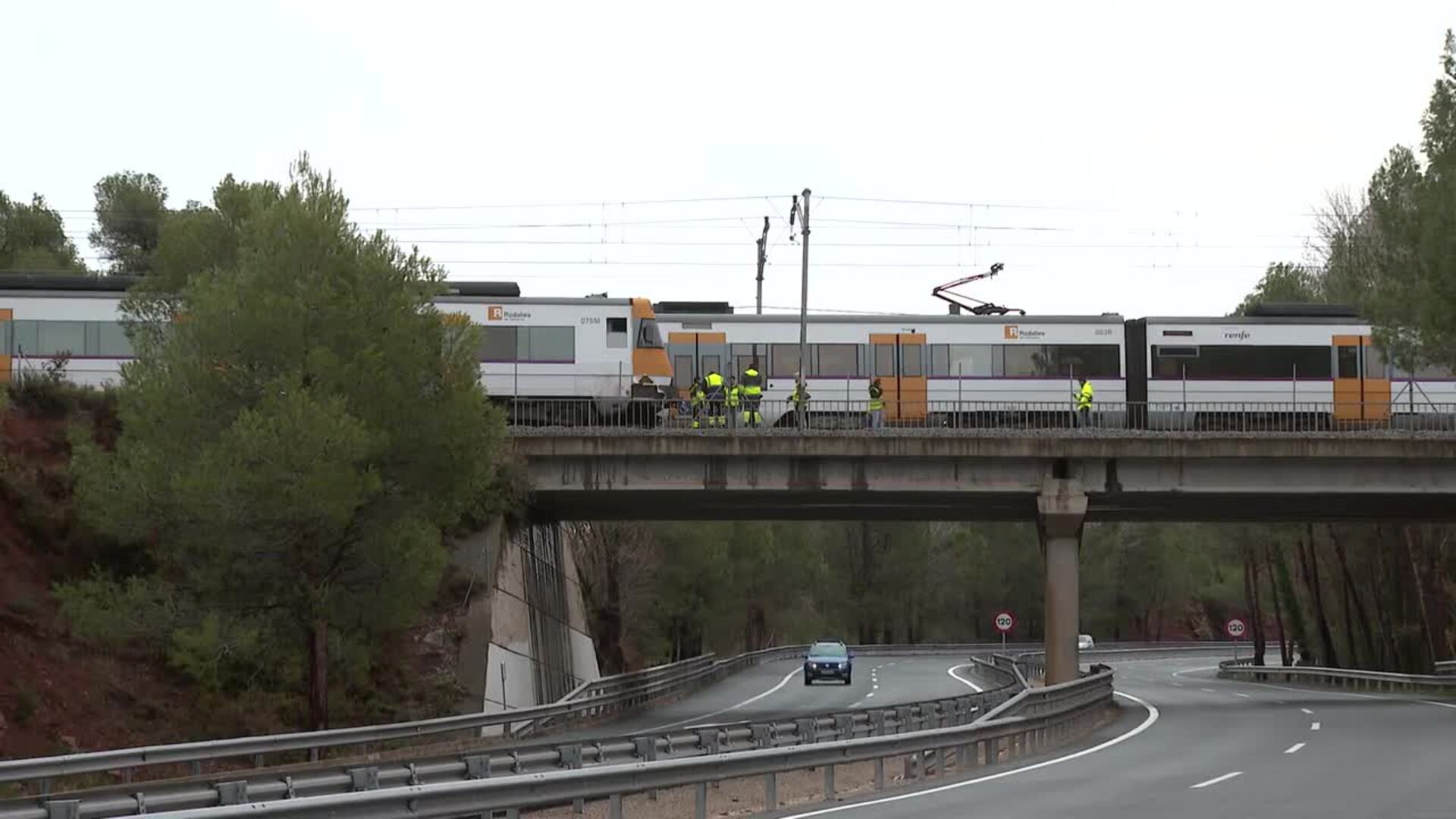 Descarrila el primer eje de un tren de Rodalies en Vacarisses (Barcelona)  por desprendimiento