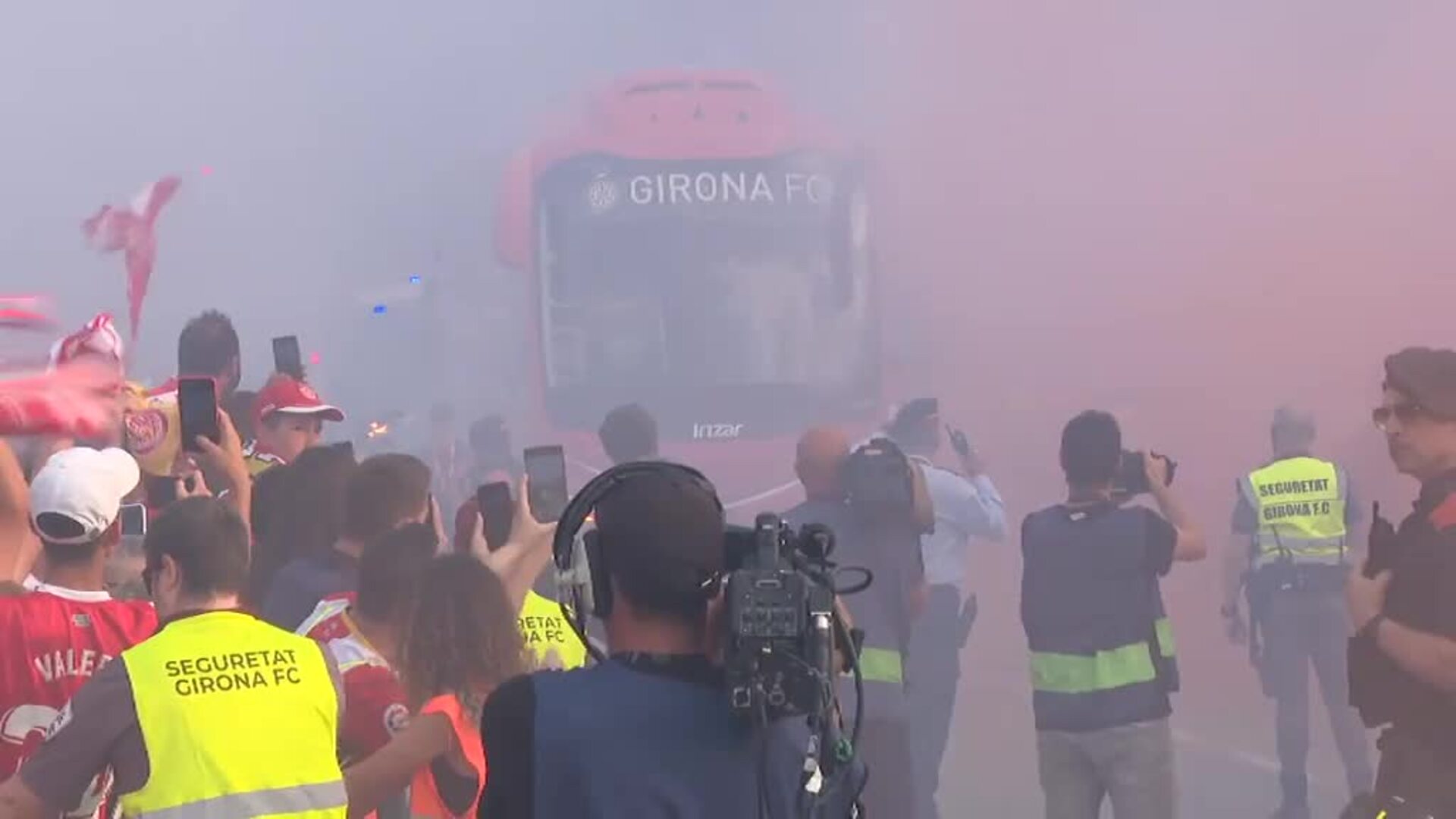 Caluroso recibimiento de la afición del Girona antes de la final del ascenso a Primera División