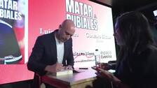 Luis Rubiales firma su libro "Matar a Rubiales"