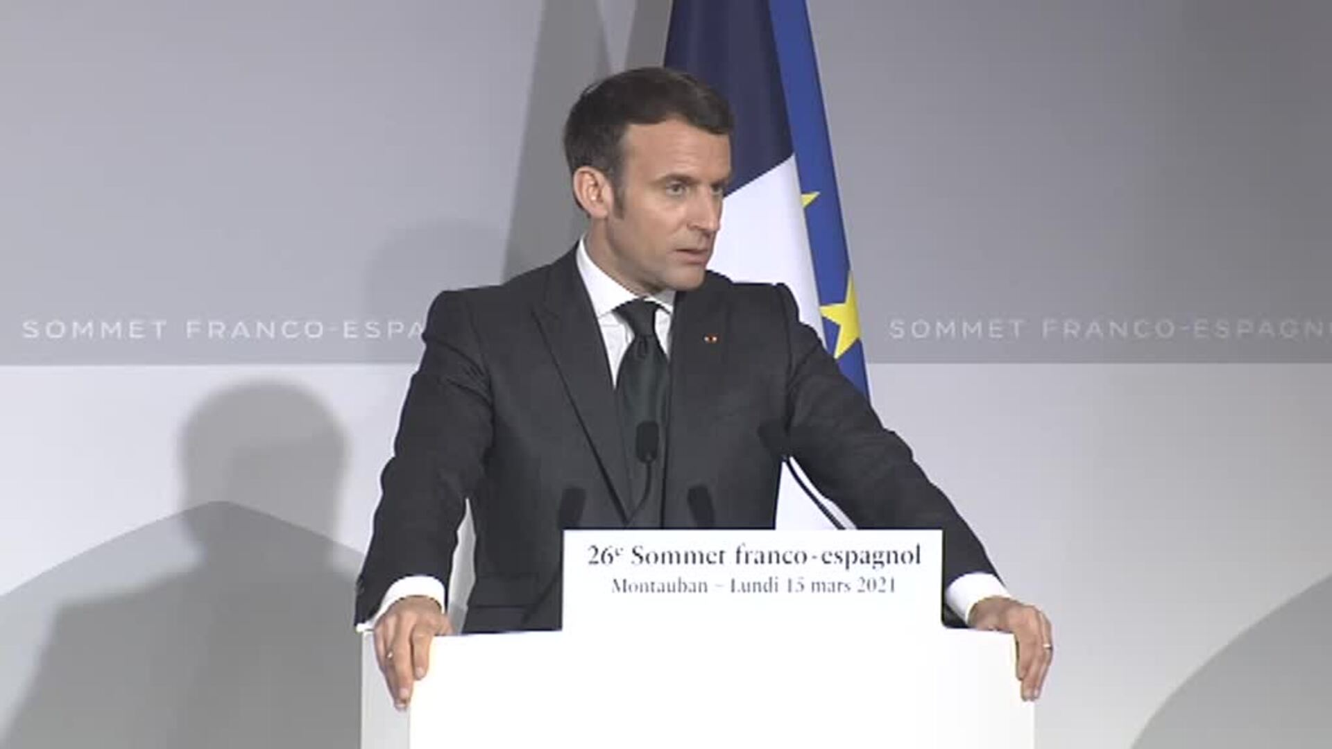 Macron anuncia que paraliza temporalmente la vacunación con AstraZeneca