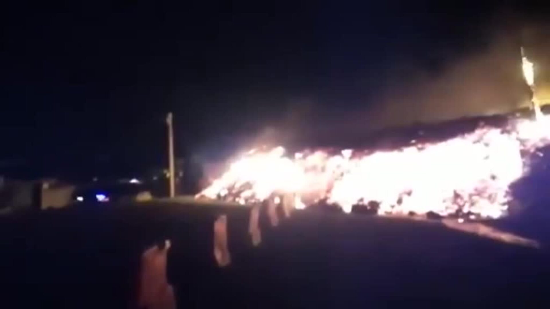 Noche volcánica de humo y fuego en La Palma