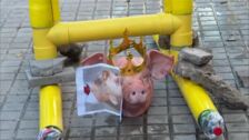 Los CDR colocan una guillotina de cartón con una cabeza de cerdo contra el discurso del Rey del 3-O