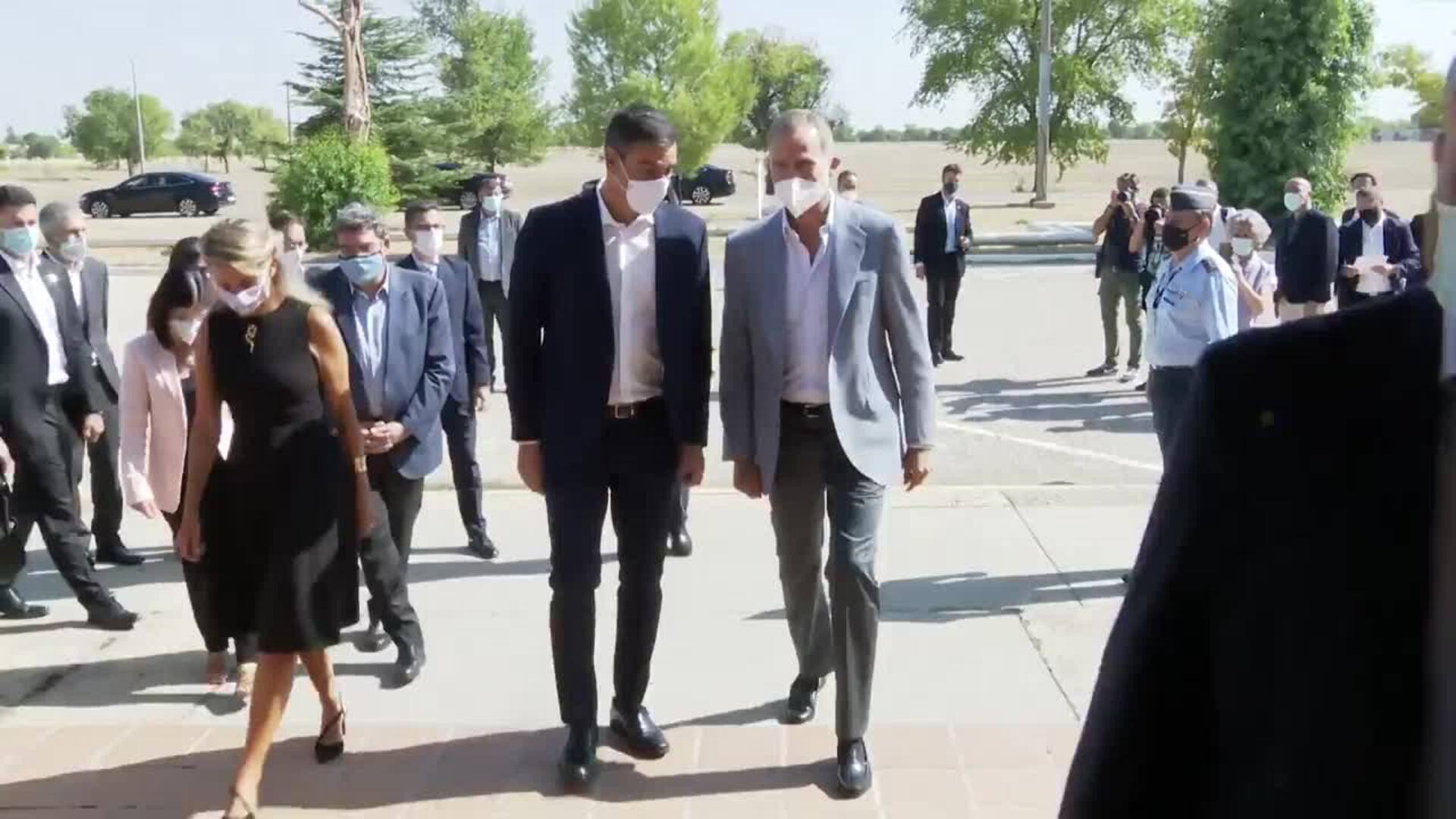 Pedro Sánchez y el rey Felipe VI visitan la base aérea de Torrejón de Ardoz