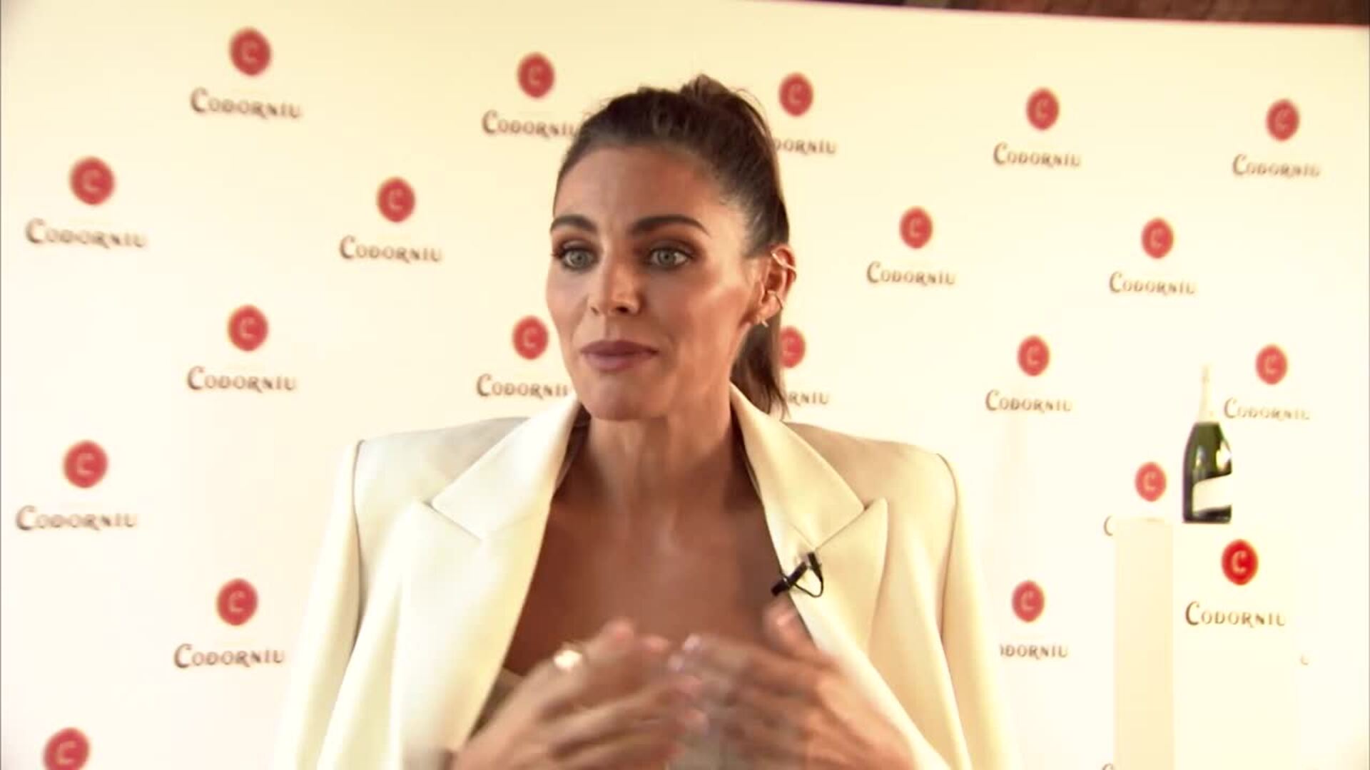 Amaia Salamanca visita Codorníu en su estreno como nueva embajadora de la marca