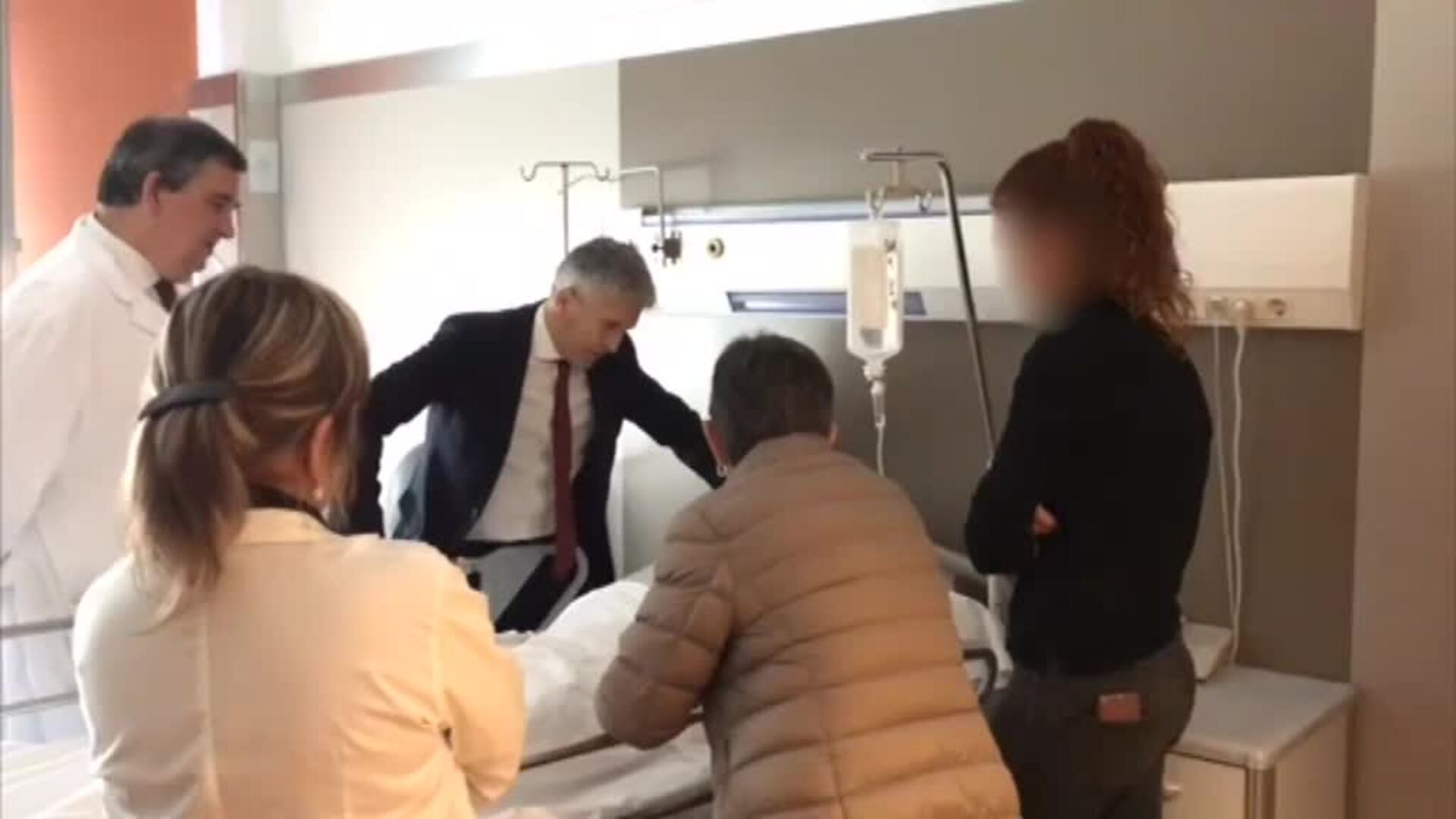 Marlaka visita en Barcelona a uno de los policías heridos en los altercados violentos