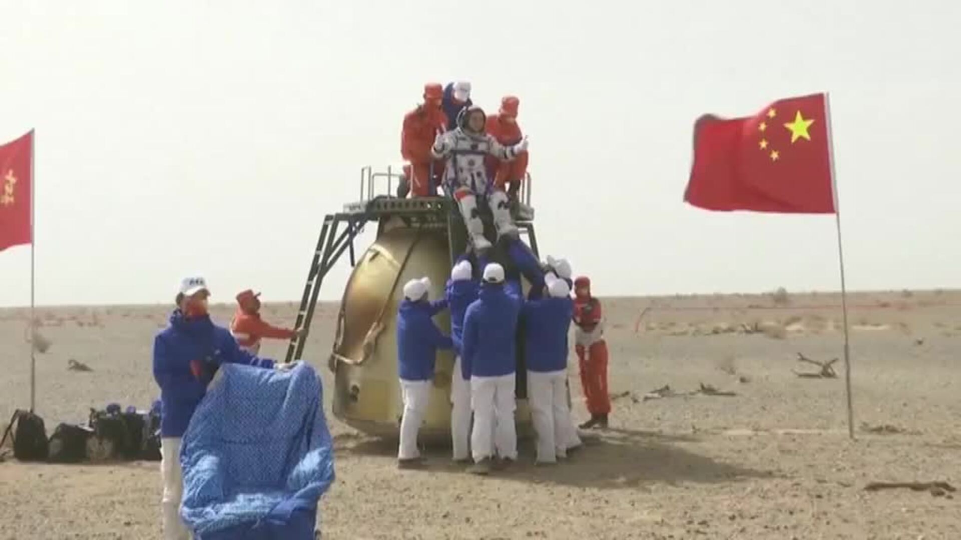 Llegan a tierra los tres astronautas chinos después de permanecer en el espacio 183 días