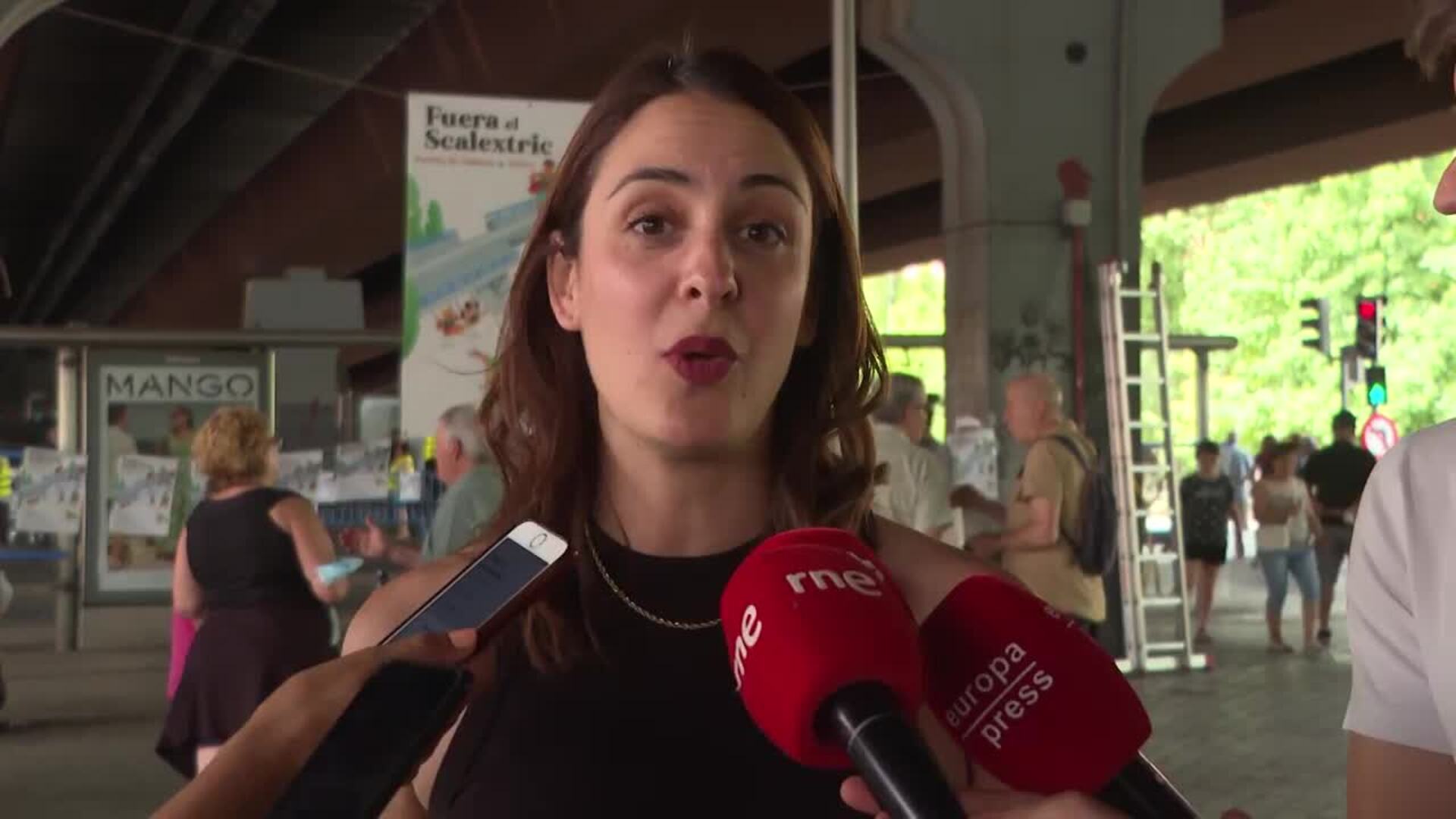 La izquierda se moviliza para reivindicar la demolición del Scalextric vallecano