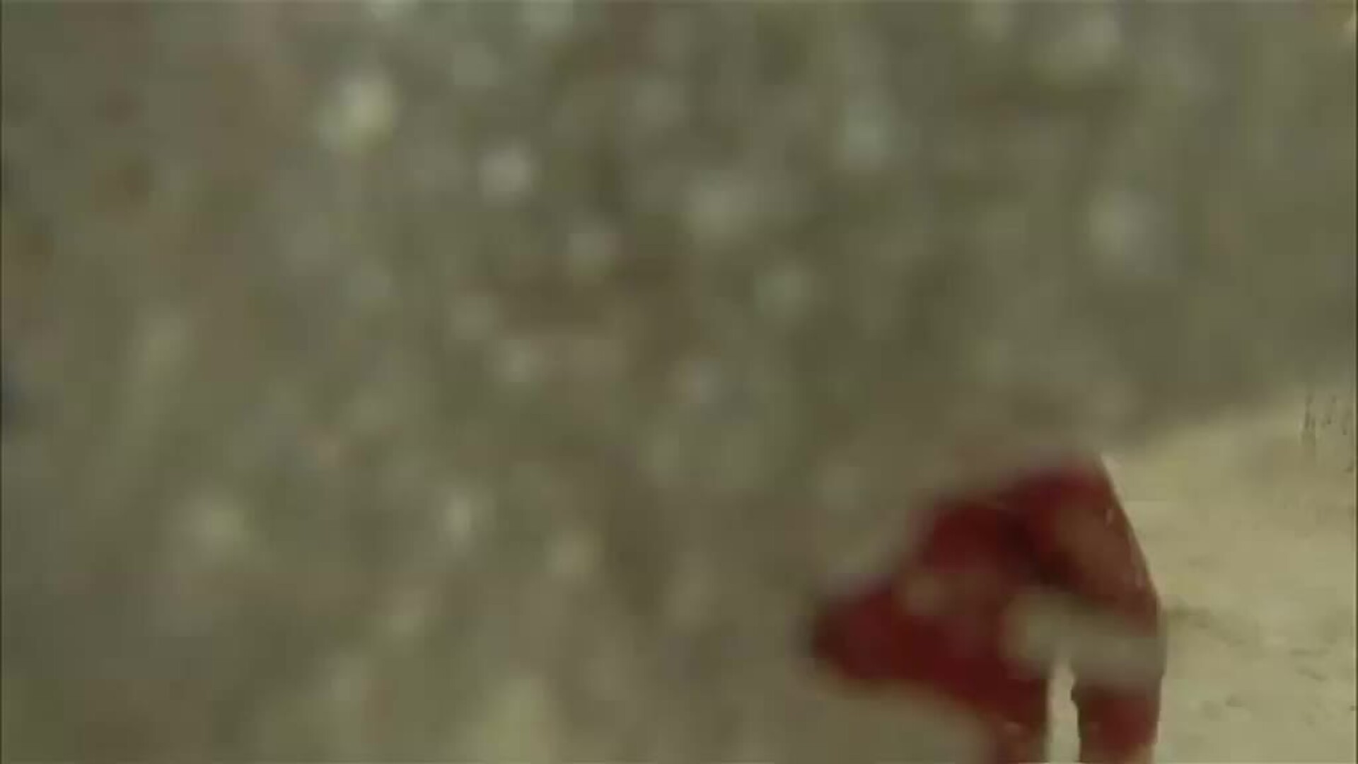 Espectacular imagen del casco viejo de Tossa de Mar cubierto por espuma batida del mar