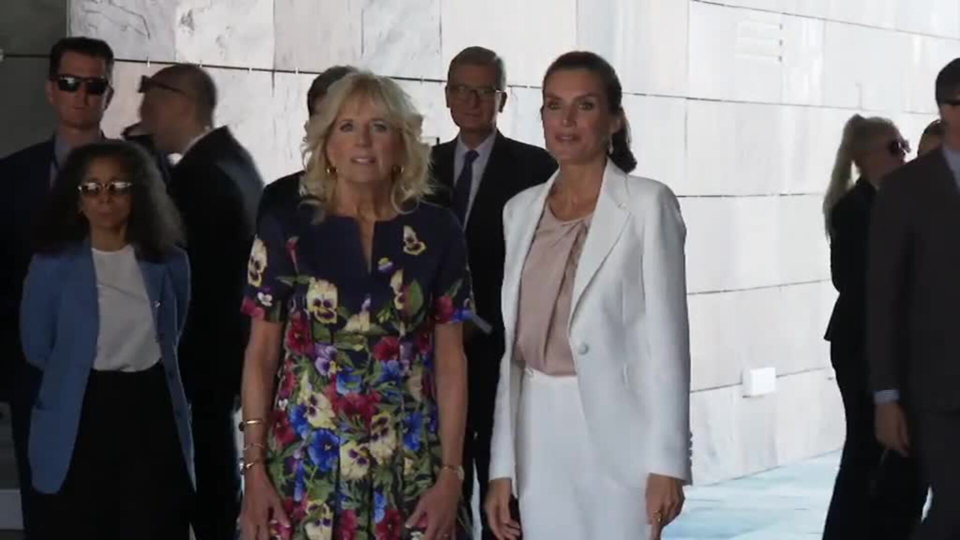 La reina Letizia y Jill Biden visitan el centro de refugiados ucranianos en Madrid