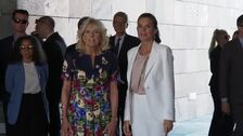 La Reina Letizia y Jill Biden visitan el centro de refugiados ucranianos de Pozuelo de Alarcón