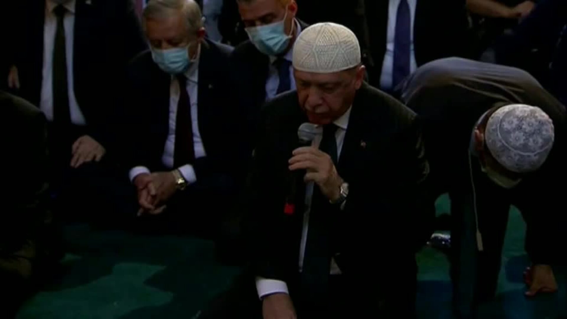 El presidente turco Erdogan encabeza el primer rezo musulmán en Santa Sofía desde 1934