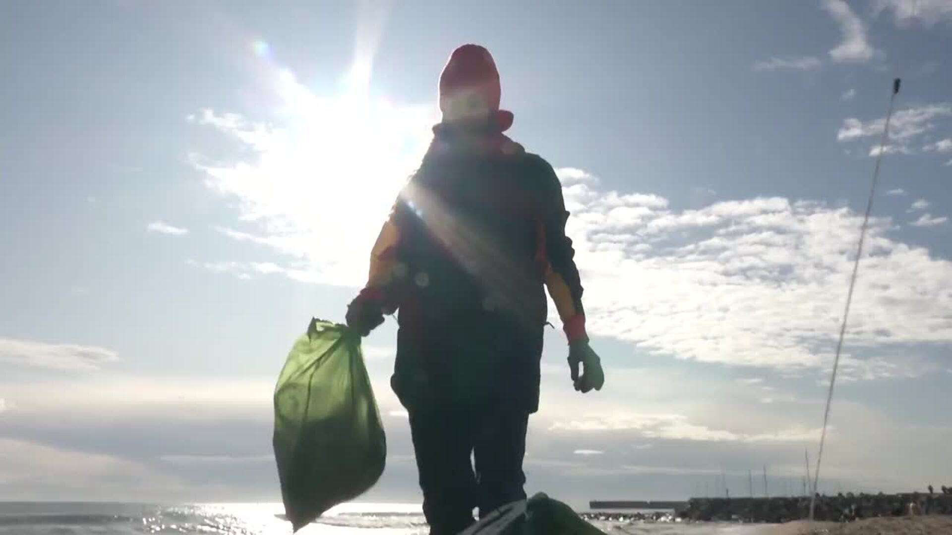 Ona Carbonell, Martina Klein y Garazi Sánchez  participan en la limpieza de playas de ISDIN