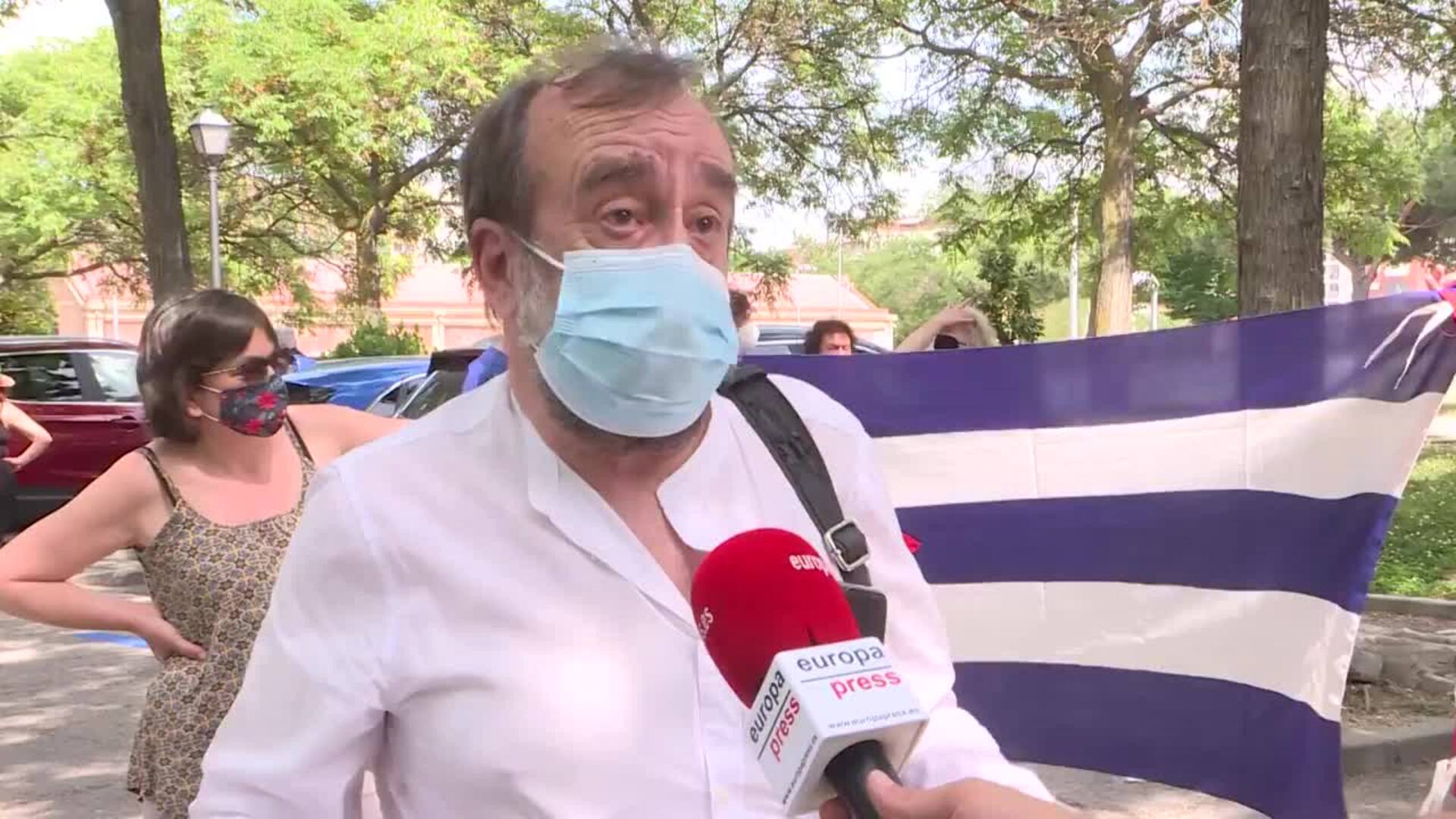 Manifestante critica el bloqueo a Cuba por parte de Estados Unidos