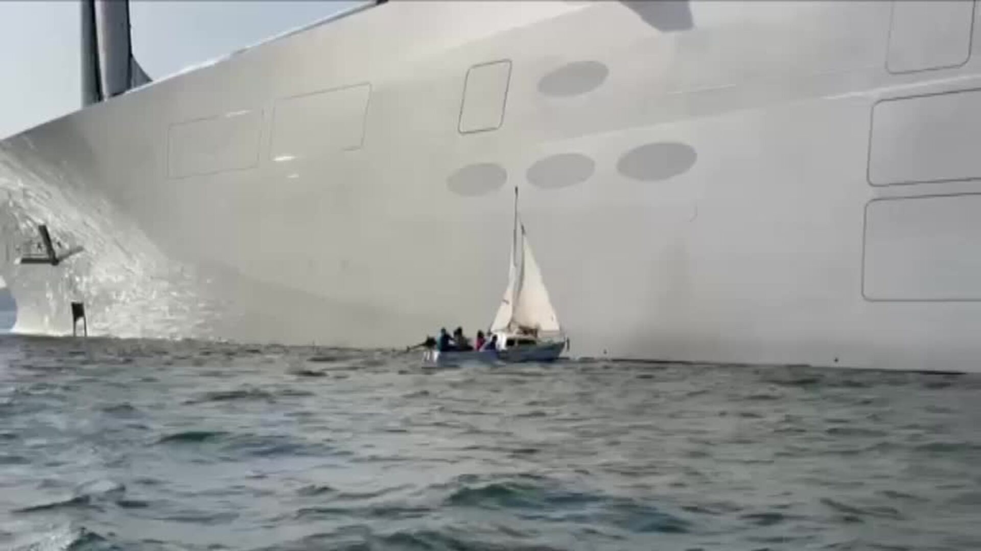 Un pequeño velero choca contra un megayate en Vigo