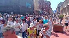 Una marea blanca de 10.000 personas recorre Ponferrada (León) por su sanidad pública