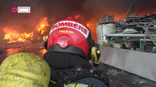 Un aparatoso incendio de palets se complica por la proximidad de un depósito de gasóleo de 2.000 litros