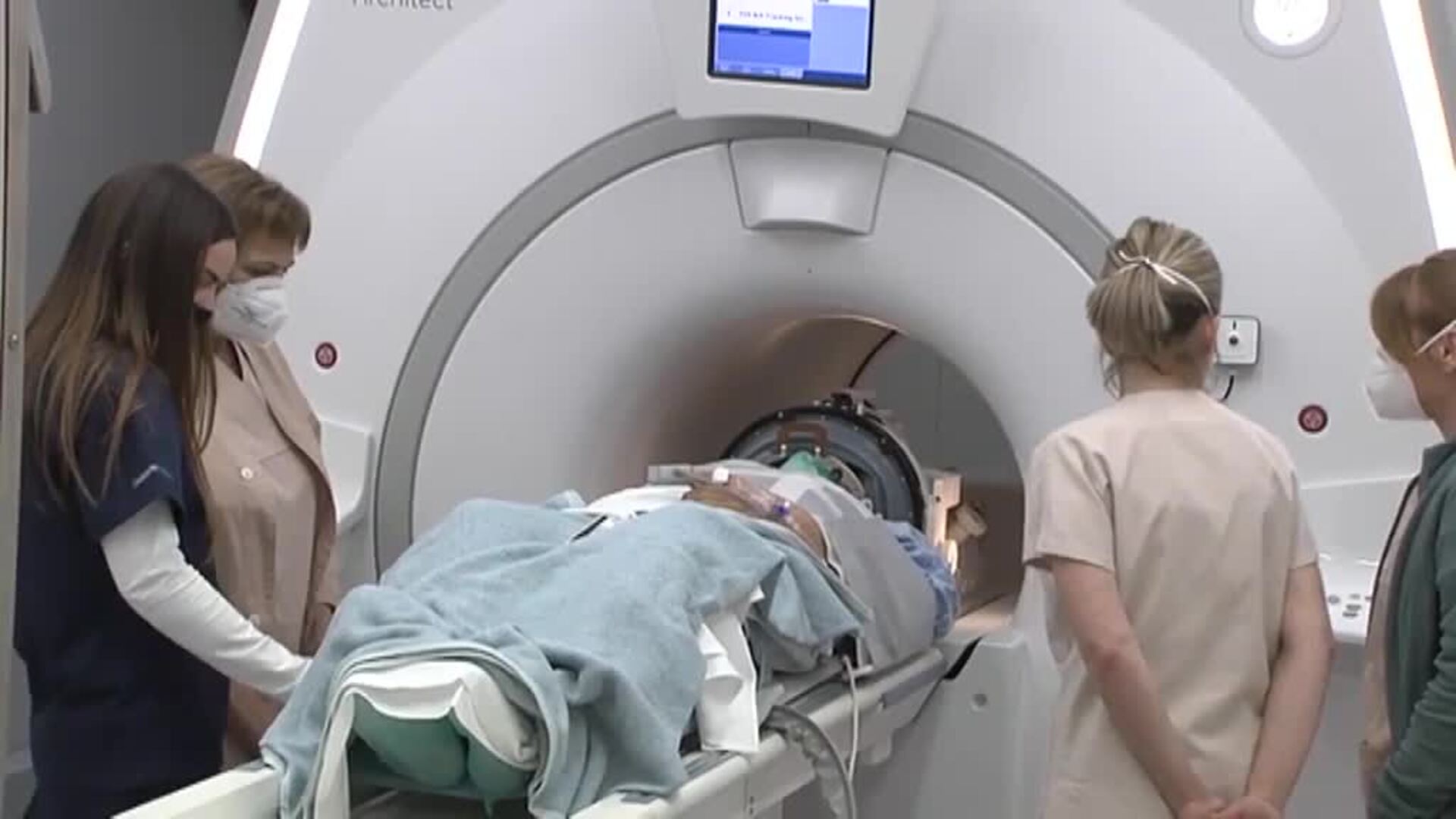 El paciente de párkinson que hace un año consiguió reducir un 80% los temblores sigue llevando una vida prácticamente normal