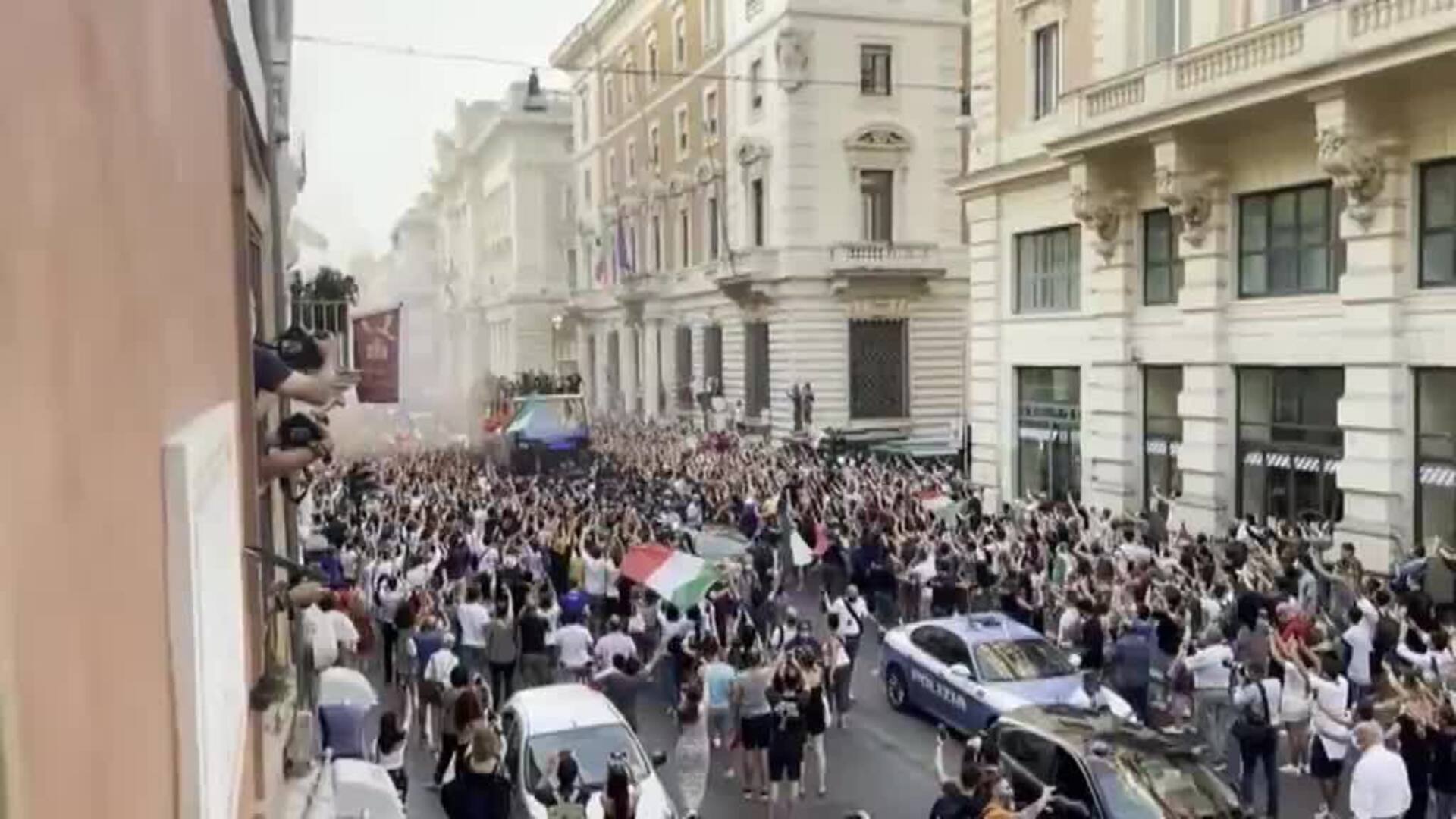 Celebración por todo lo alto de la Azurra por las calles de Roma