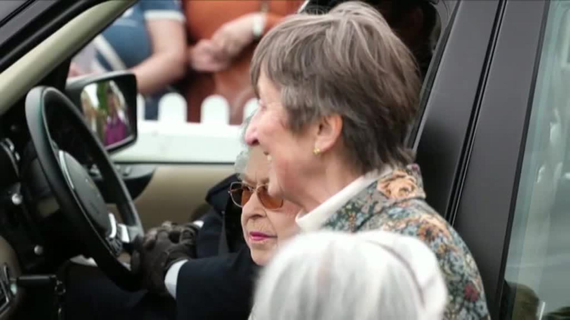 La reina Isabel II reaparece tras superar sus problemas de salud