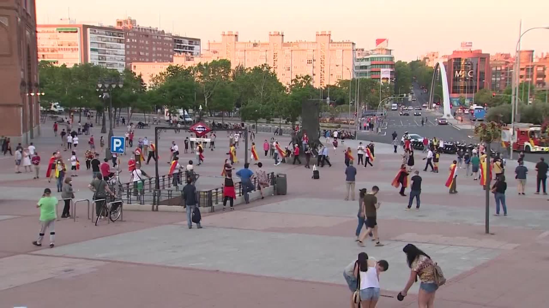 Vecinos de Ventas (Madrid) protestan contra la gestión de Sánchez