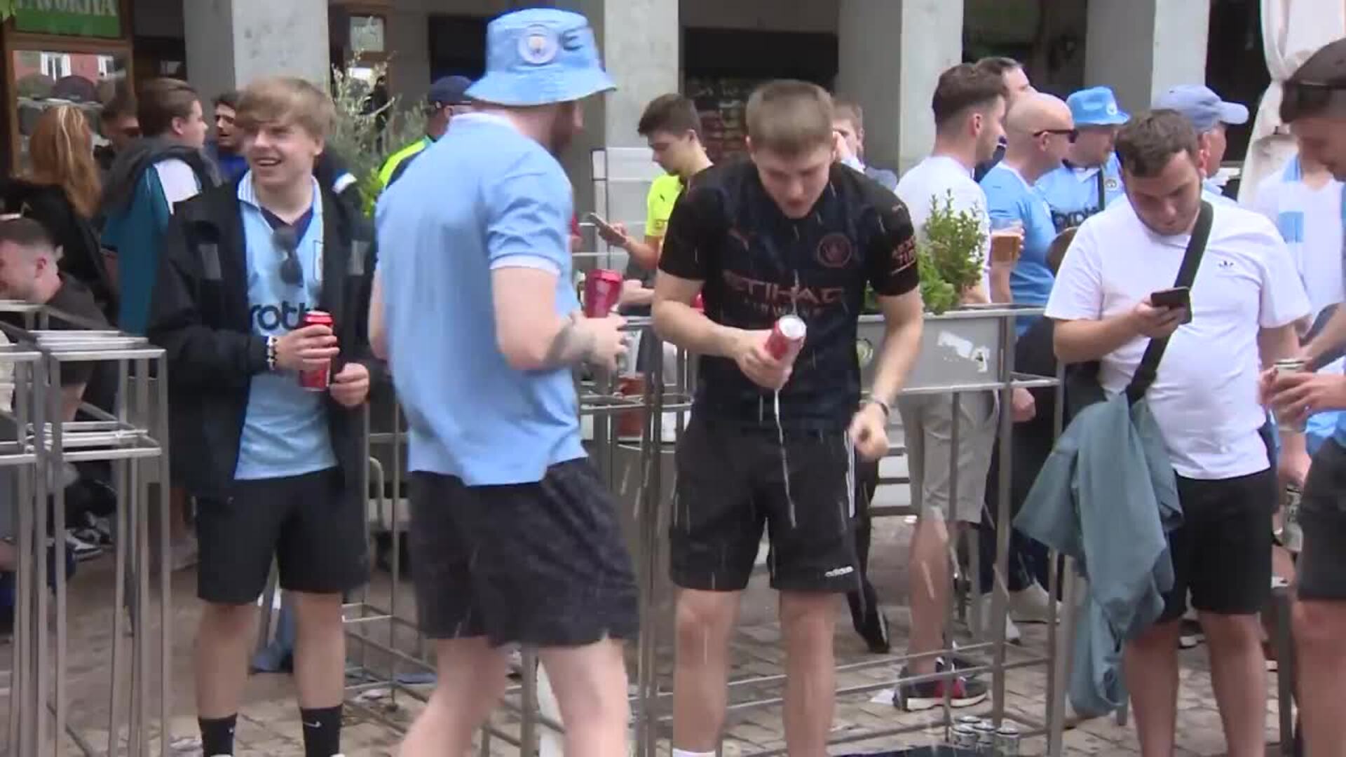 Seguidores del Manchester, listos para animar a su equipo en el Bernabéu