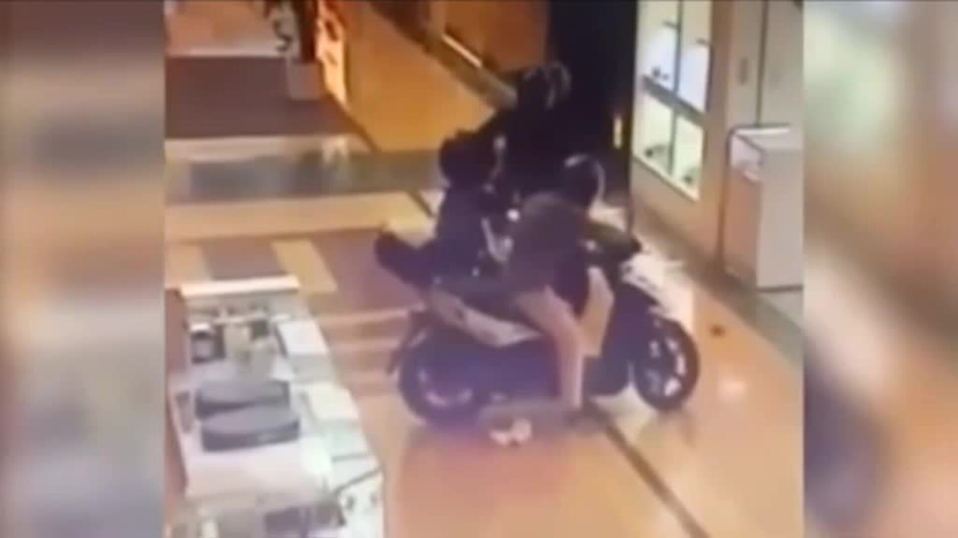 Atraco de película en un centro comercial de Murcia
