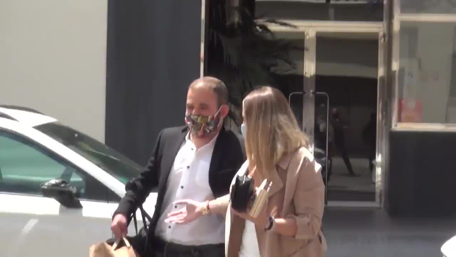 Antonio David Flores y sus hijos asisten a una comunión