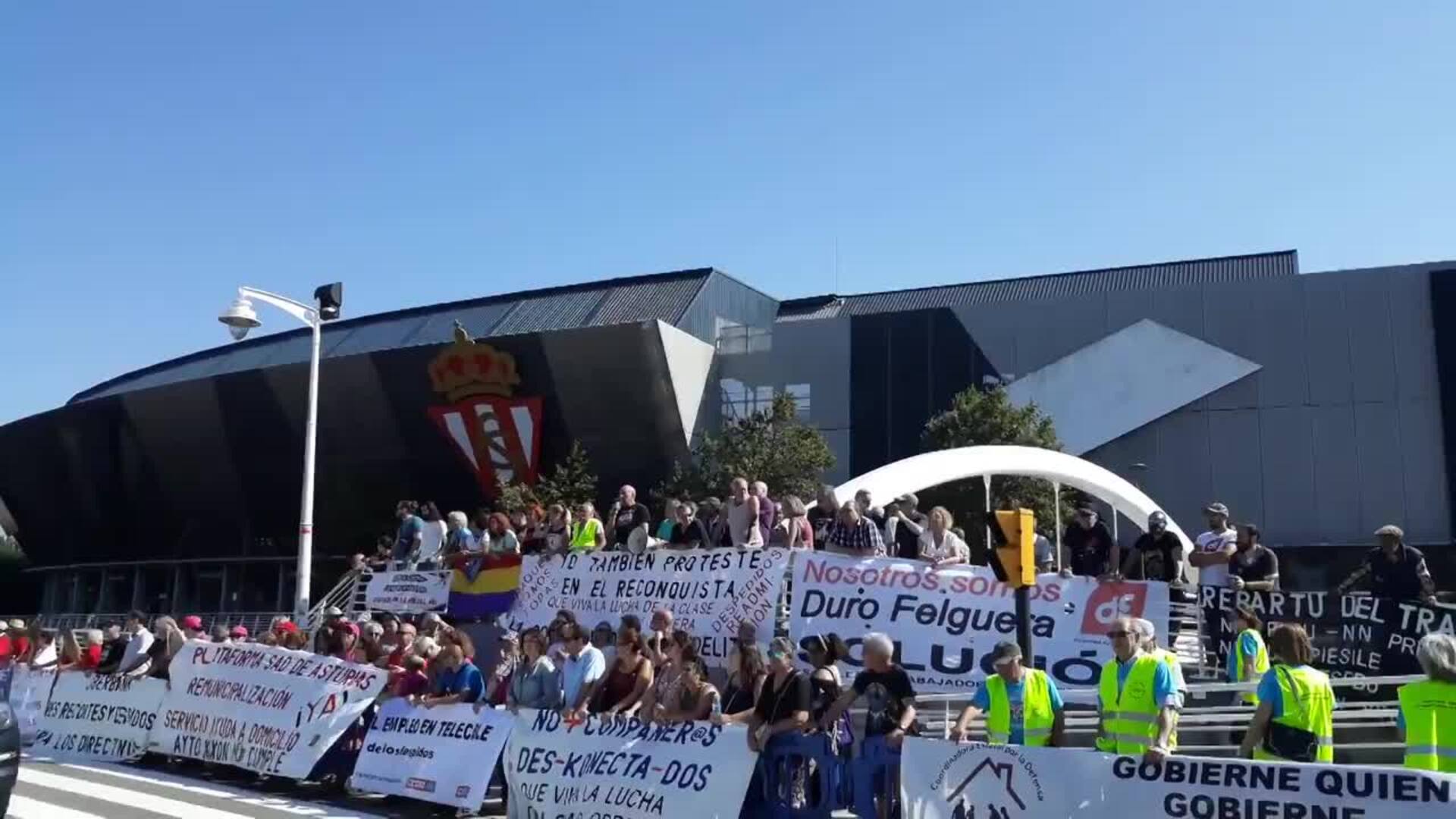Colectivos diversos protestan antes del acto inaugural de la Fidma