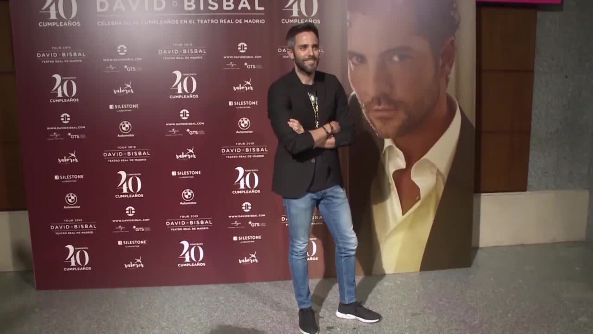 El Roberto Leal más divertido lleva a Lola al colegio en hombros