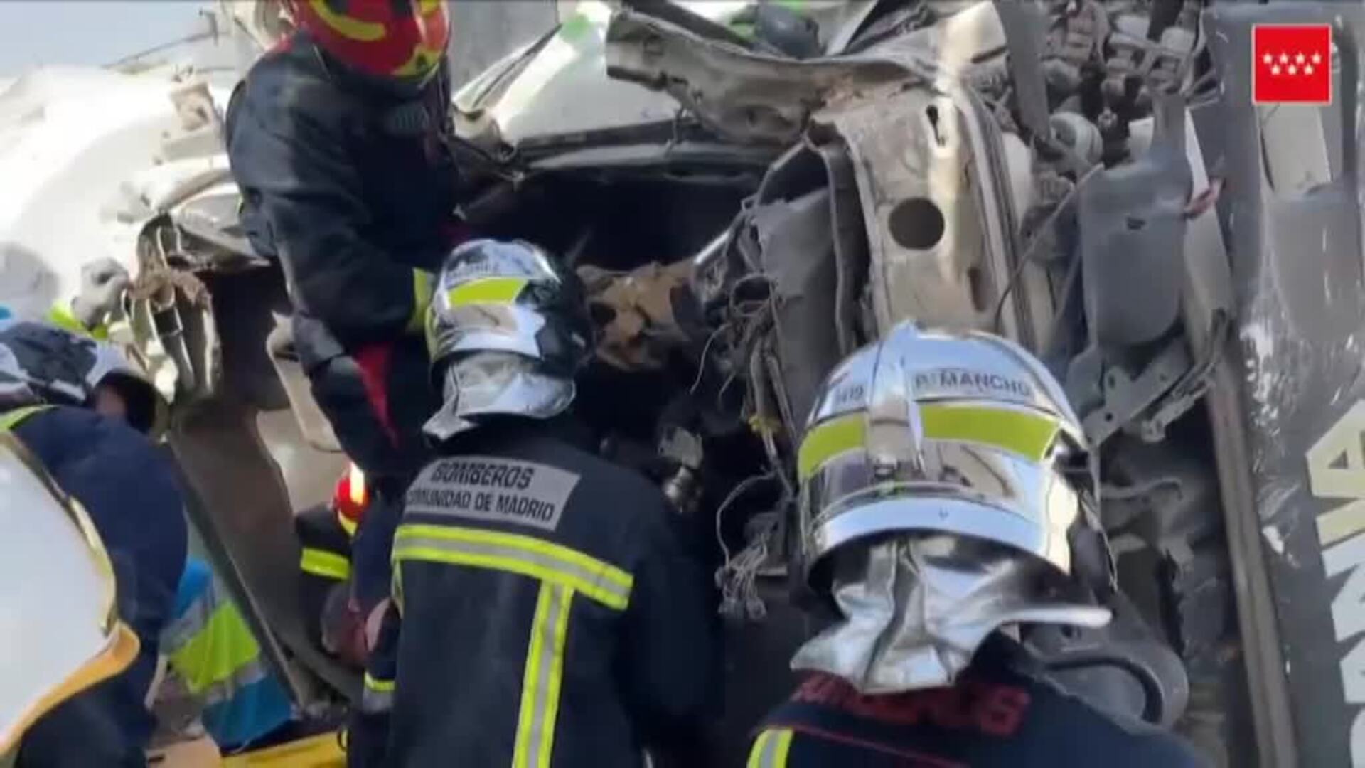Una hormigonera vuelca sobre un turismo en la A-3, en Madrid