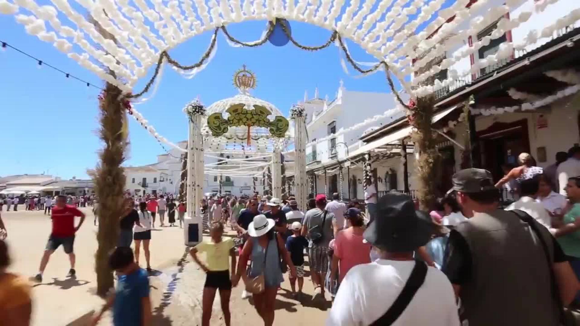 La Virgen del Rocío sale de su ermita