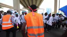 Médicos kenianos protestan al cumplirse un mes de su huelga nacional