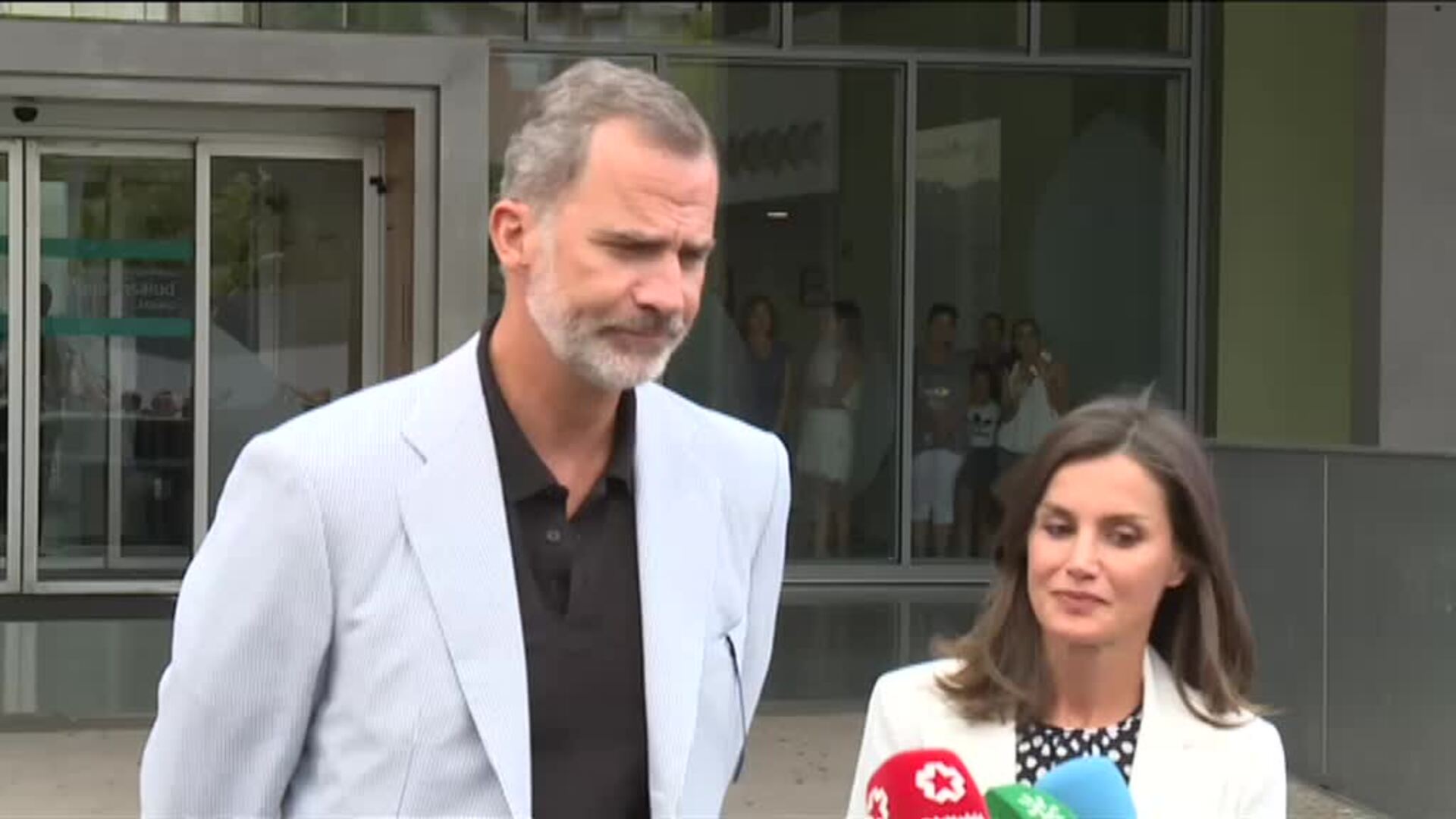 Felipe VI tras visitar a don Juan Carlos: &quot;Está bien, con las molestias lógicas pero evolucionando&quot;