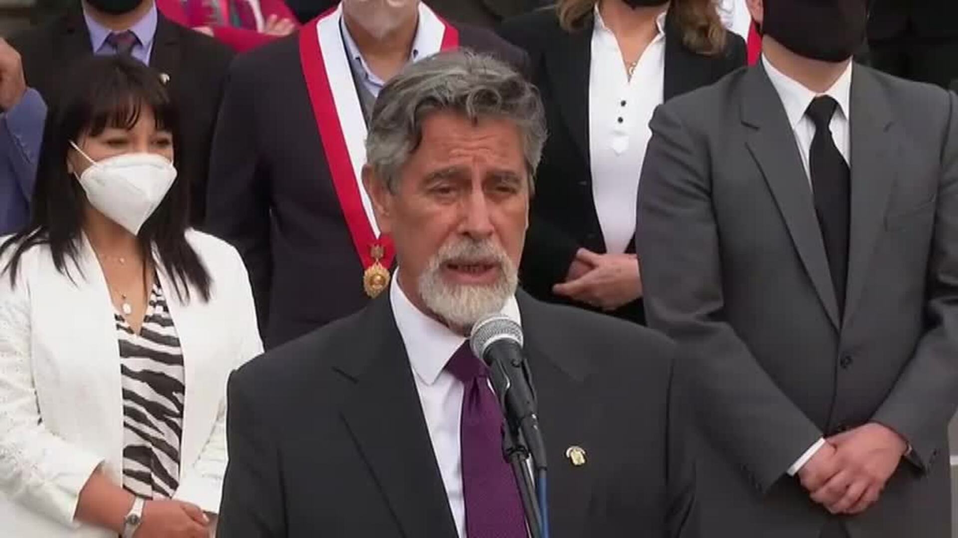 Perú nombra a su tercer presidente en una semana