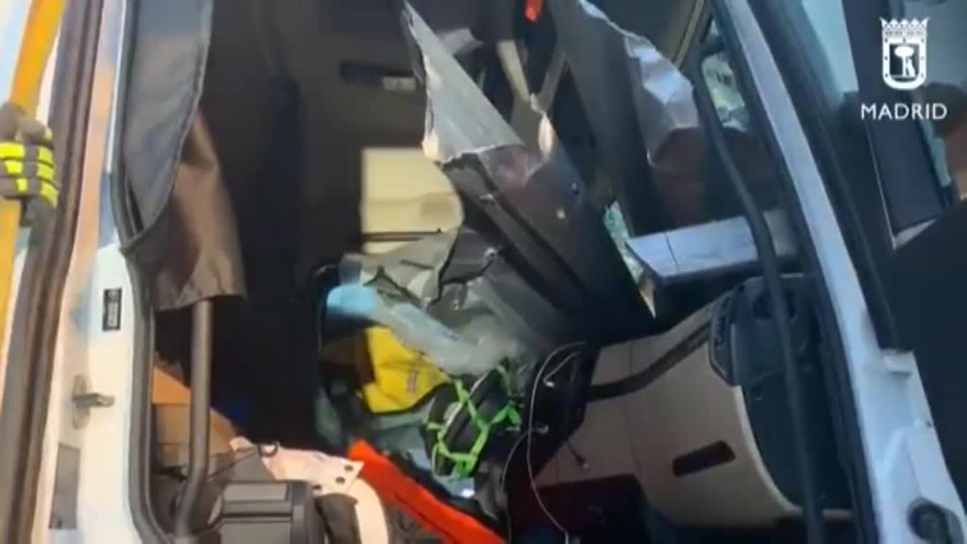 Los bomberos rescatan al conductor de un camión tras un accidente en una estación de servicio en Madrid