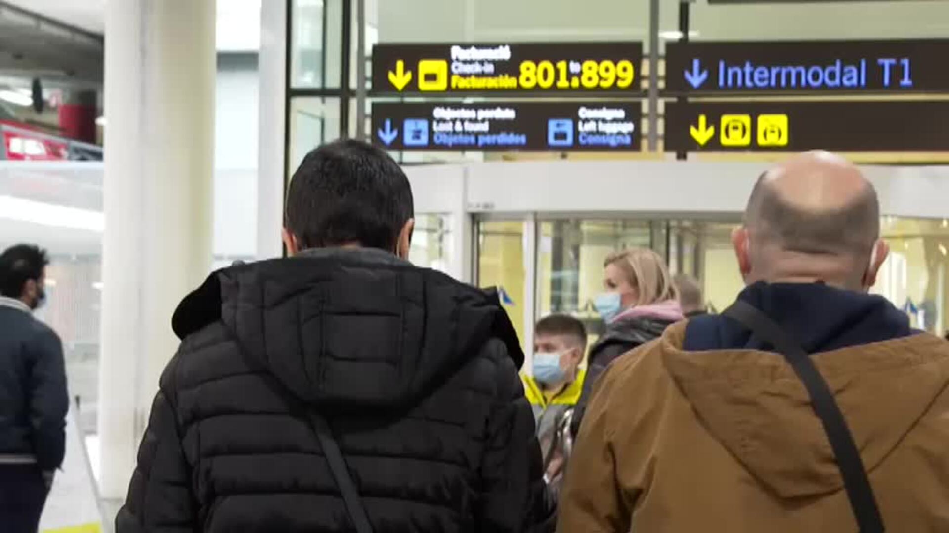 Los abrazos protagonizan los reencuentros navideños a pesar de la pandemia