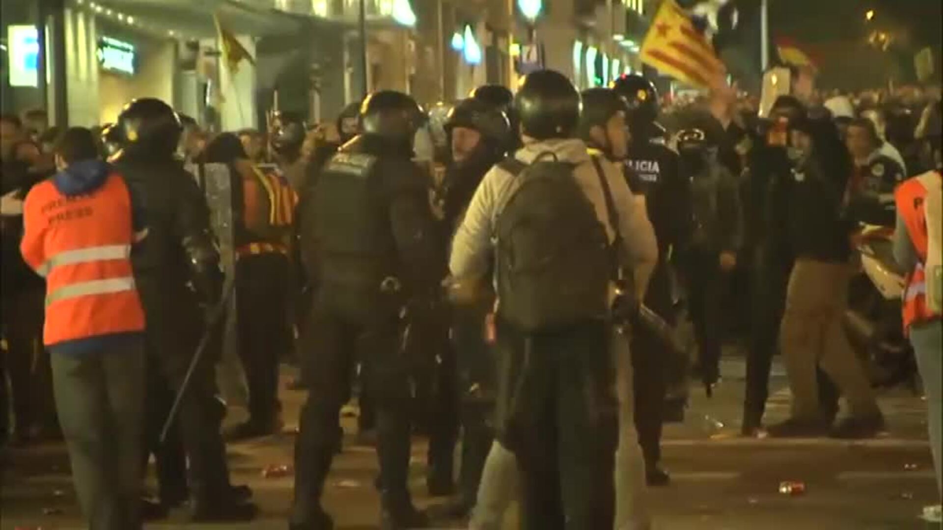 Policía y Mossos cargan conjuntamente y dispersan la Vía Laietana