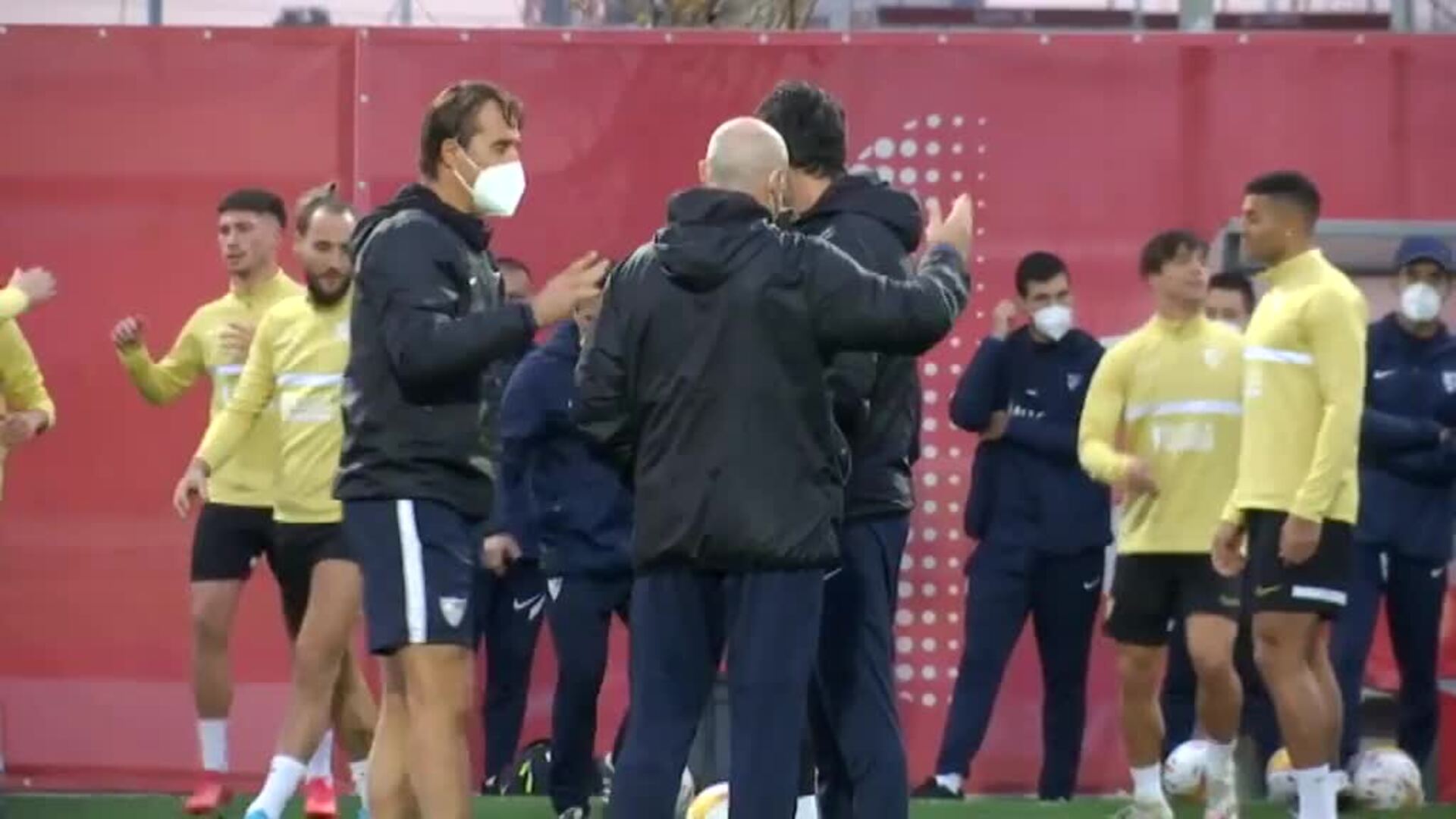 Joan Jordán, centro de todas las miradas en el entrenamiento del Sevilla