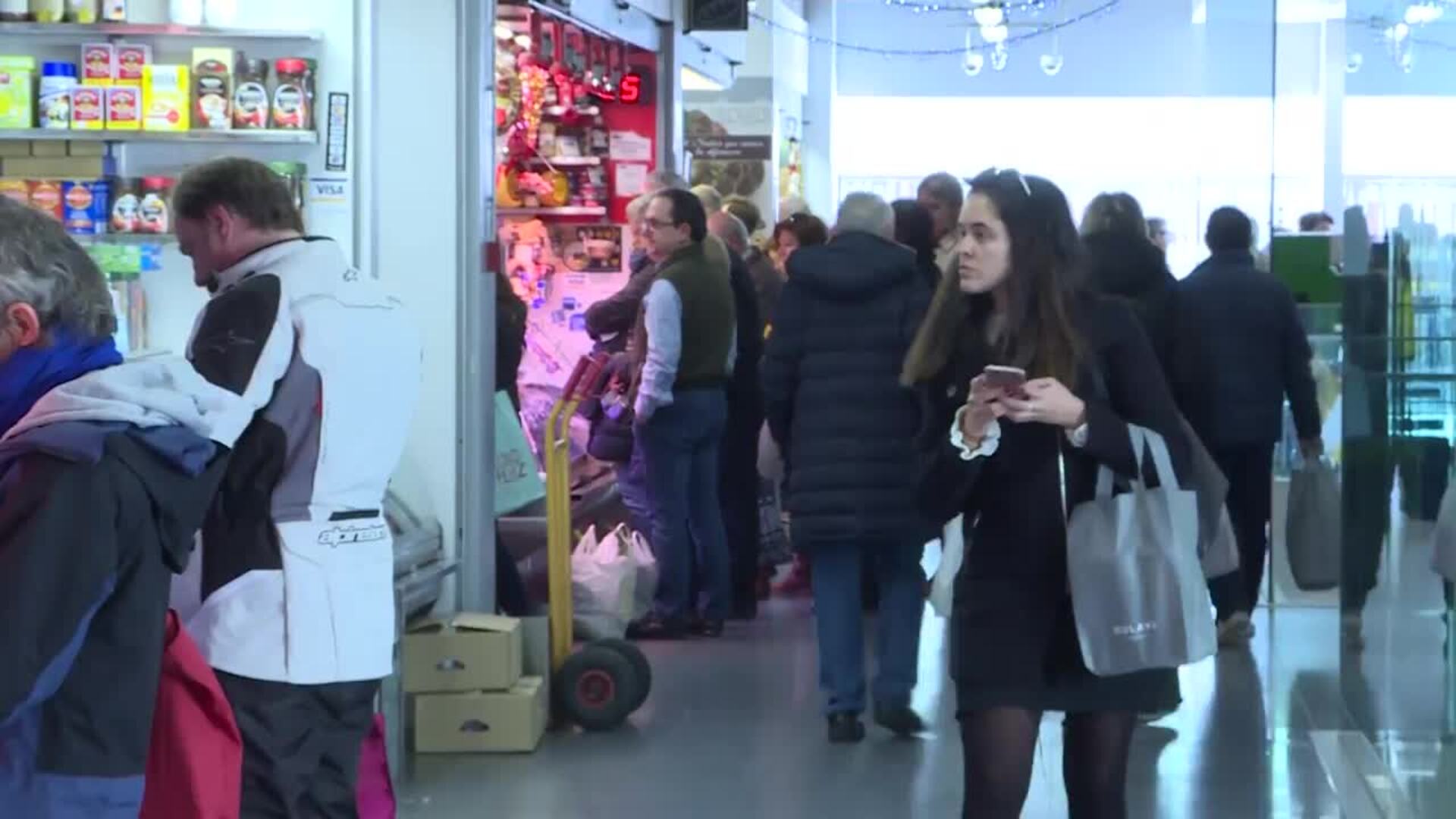 Los madrileños abarrotan los mercados a pocas horas de la Nochebuena
