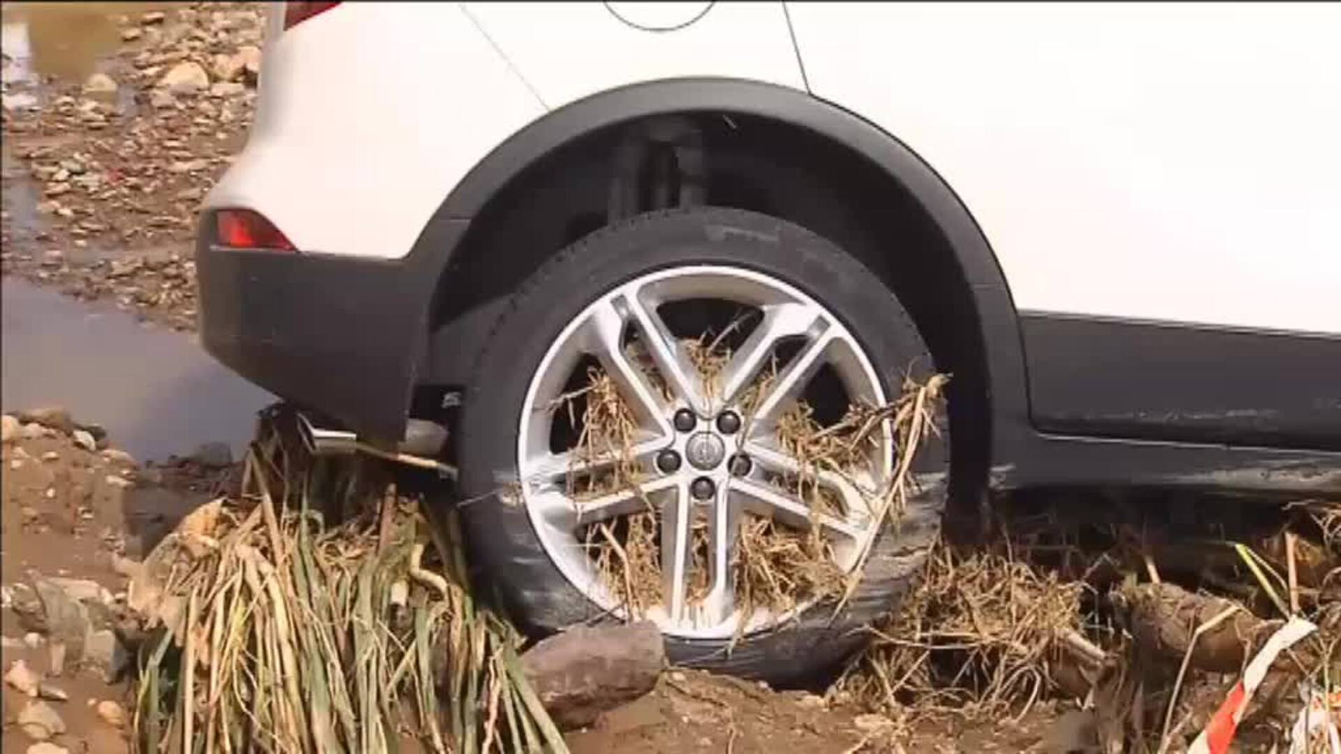 Coches amontonados en el barro en San José (Almería) a causa de las inundaciones