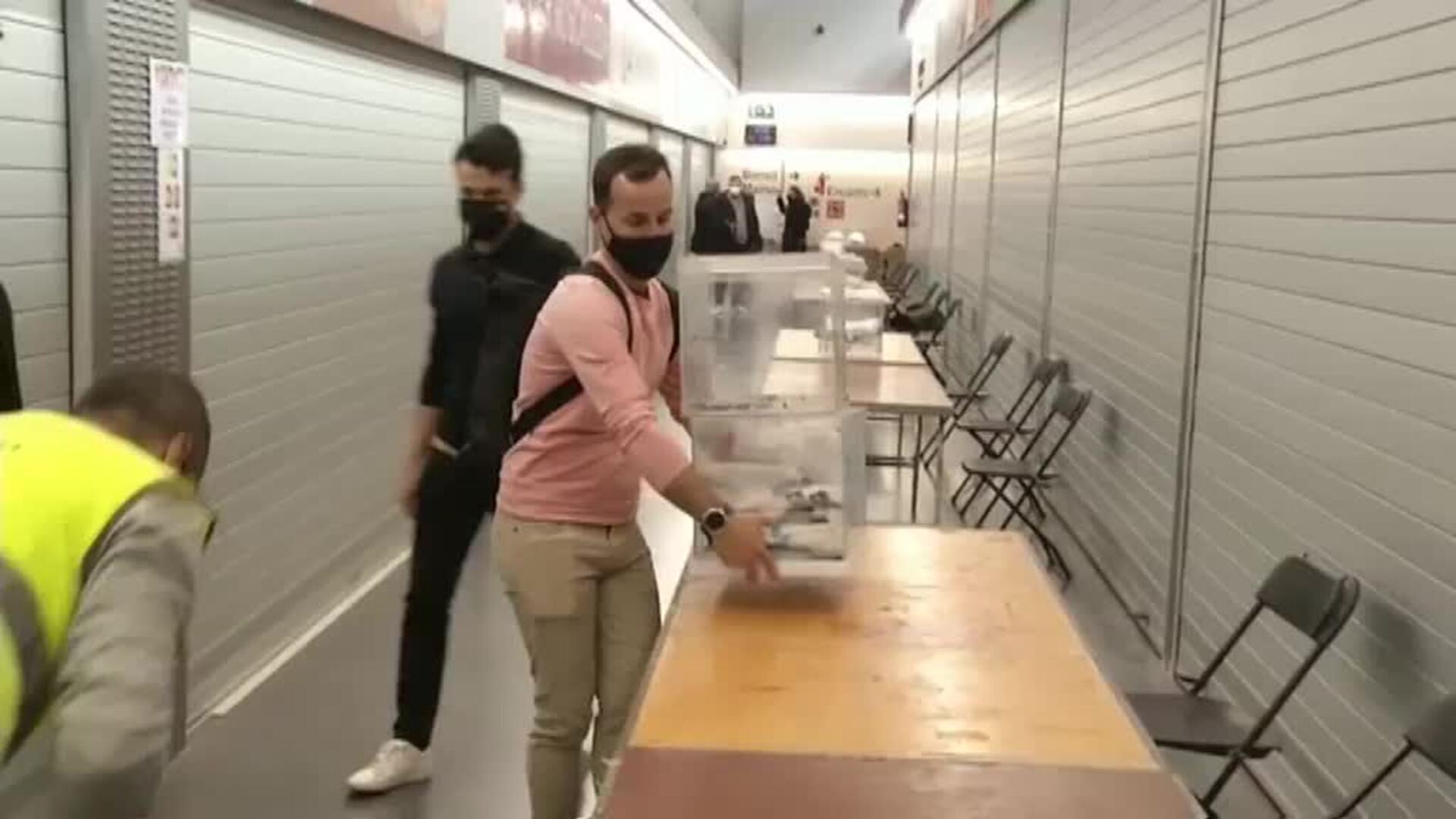 Rocían con desinfectante mesas, urnas y pasillos de los colegios electorales catalanes