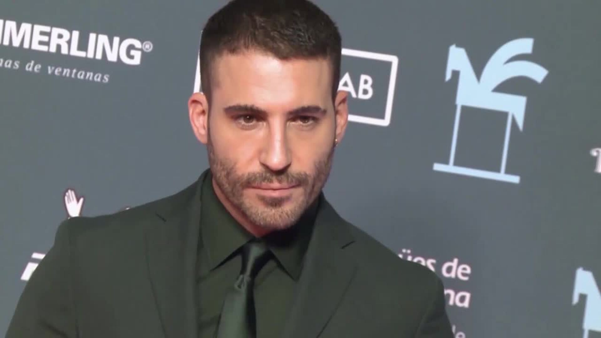 Miguel Ángel Silvestre enciende las redes con un vídeo en la nieve